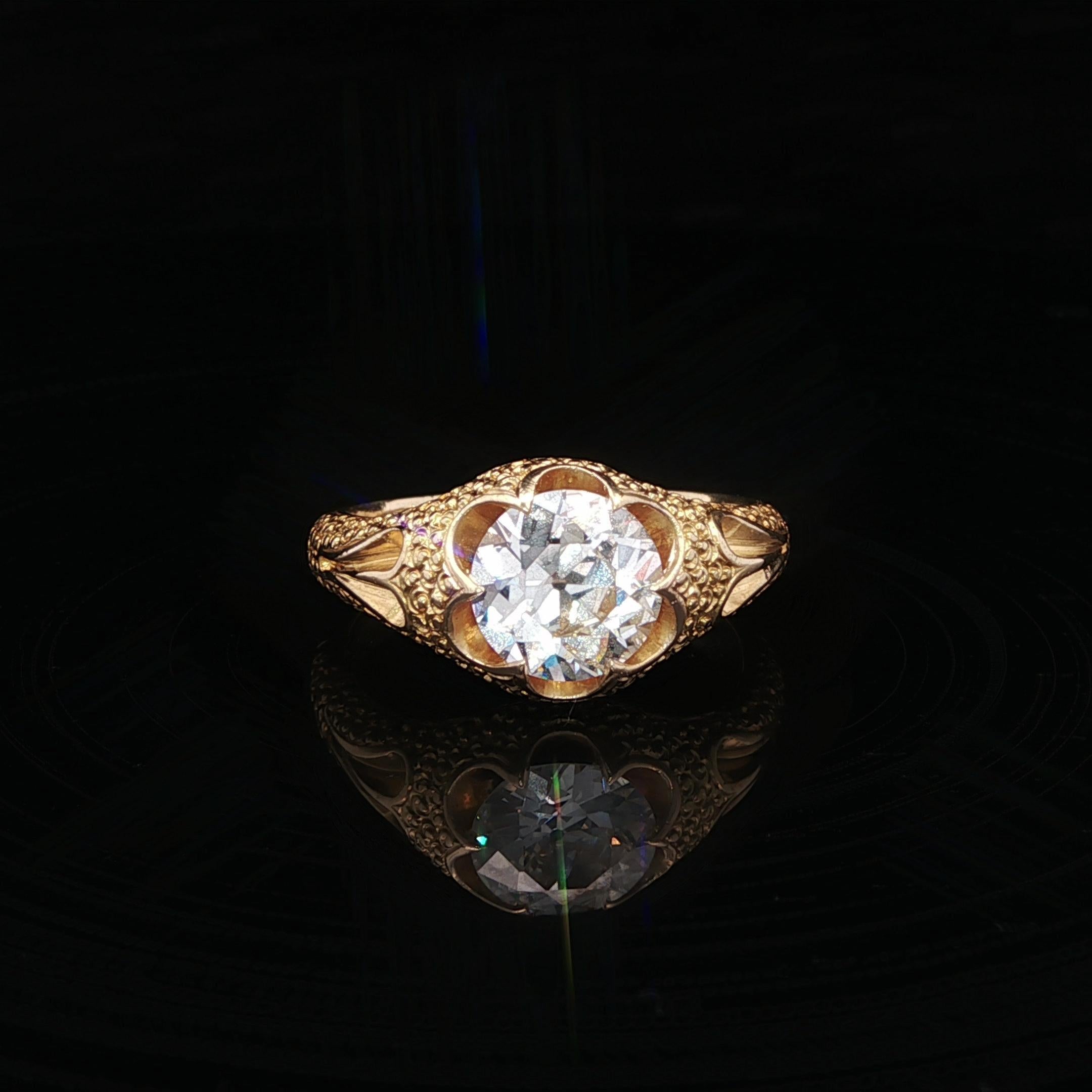 Unglaubliche antike viktorianische Englisch 18k Gelbgold GIA alt Diamant strukturierte Belcher Ring
--Stein(e):--
(1) Natürlicher echter Diamant - Alter europäischer Schliff - Zinkenbesatz - Farbe K - Reinheit SI2 - feurig & brillant - sehr gut SI2