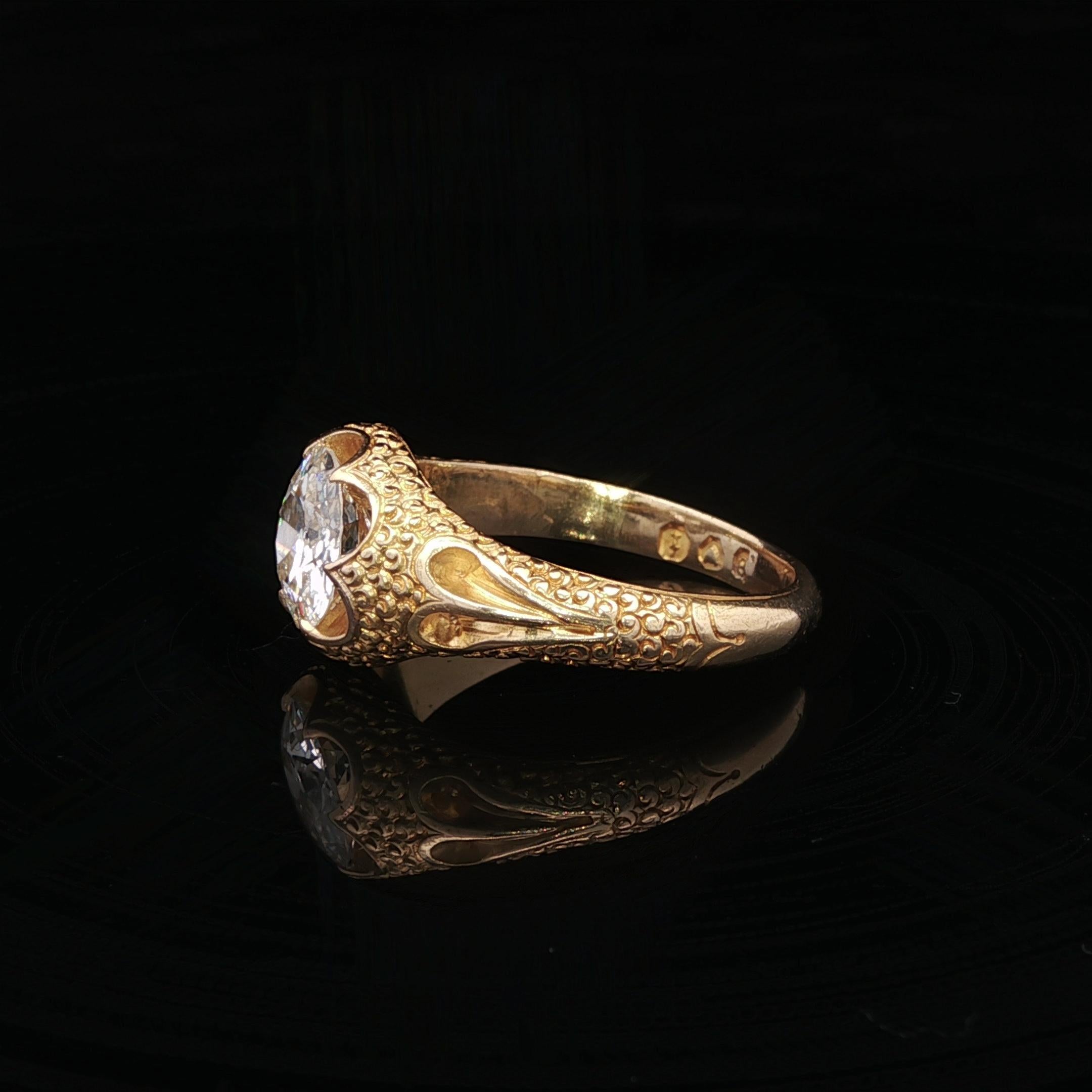 Englischer viktorianischer Gelbgold GIA 1,68ct Diamant Solitär Strukturierter Belcher Ring (Alteuropäischer Schliff) im Angebot