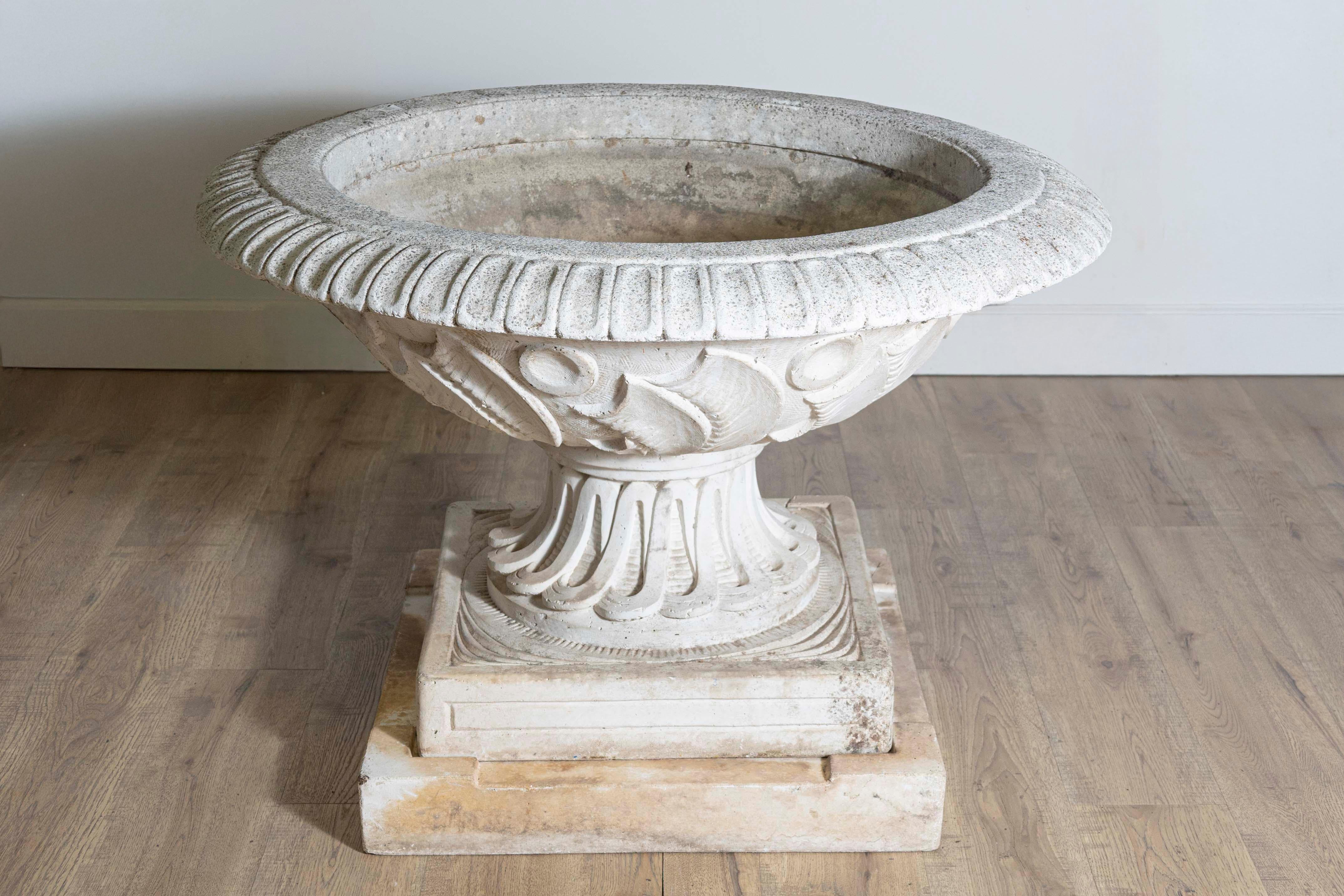 Ein englischer Steingussbrunnen aus dem 20. Jahrhundert mit Schaufel- und Laubmotiven. Dieser Vintage-Brunnen aus Steinguss wurde im 20. Jahrhundert in England geschaffen und besteht aus einer runden Schale, die am Rand mit einem perfekten Rhythmus