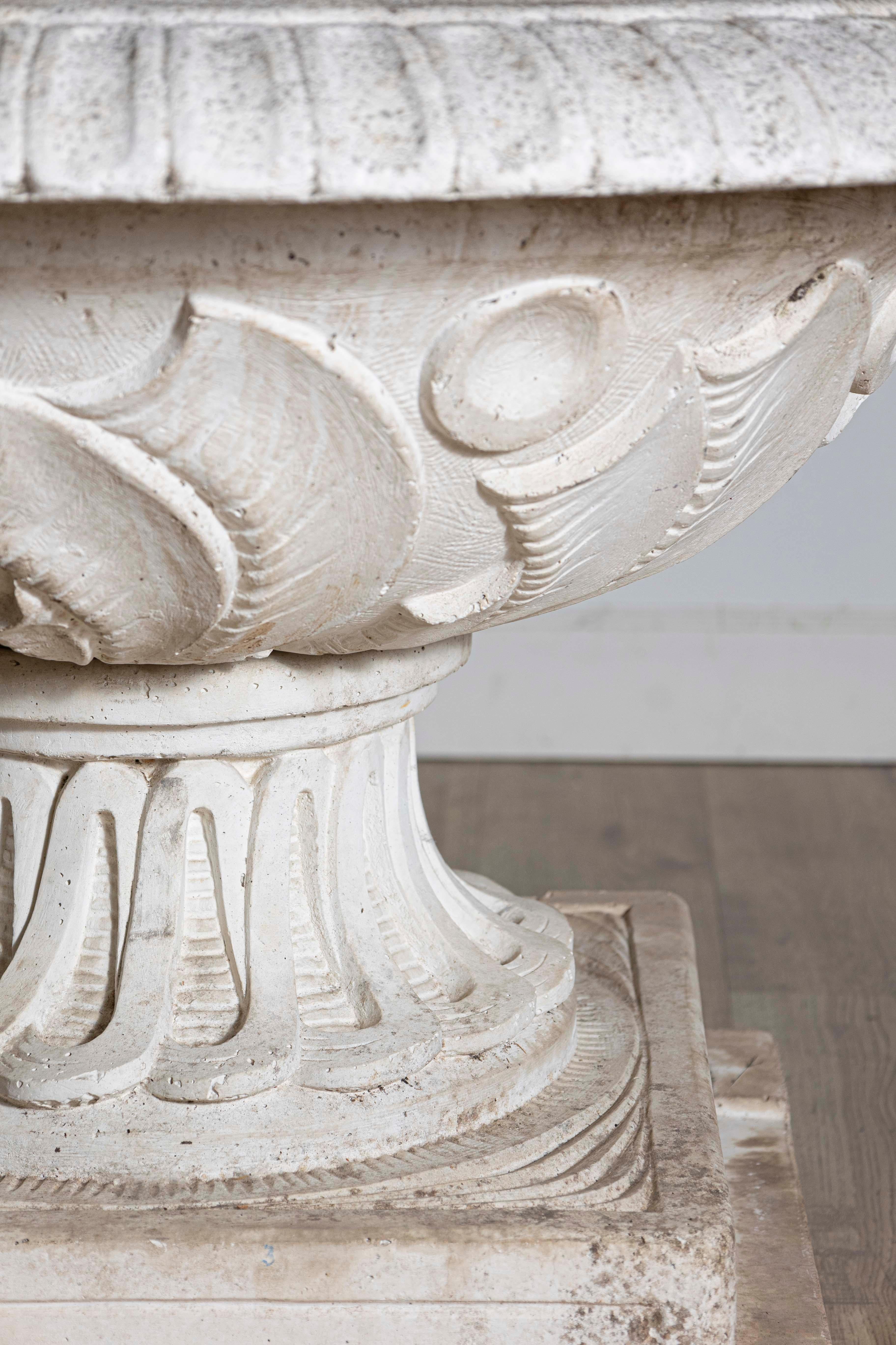 Englischer Vintage-Brunnen aus Steinguss des 20. Jahrhunderts mit Schale und Blattwerk-Motiven im Angebot 1