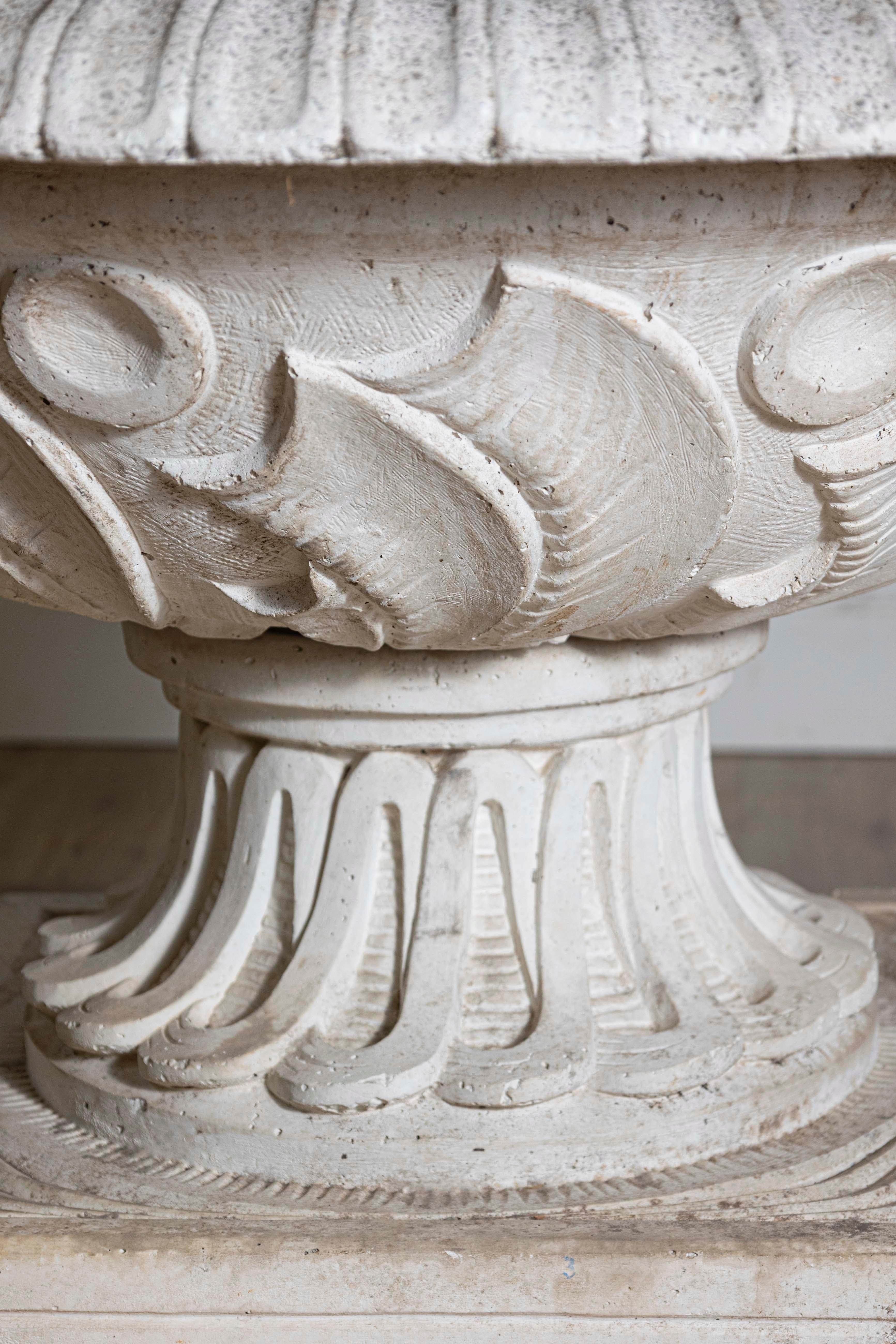 Englischer Vintage-Brunnen aus Steinguss des 20. Jahrhunderts mit Schale und Blattwerk-Motiven im Angebot 2