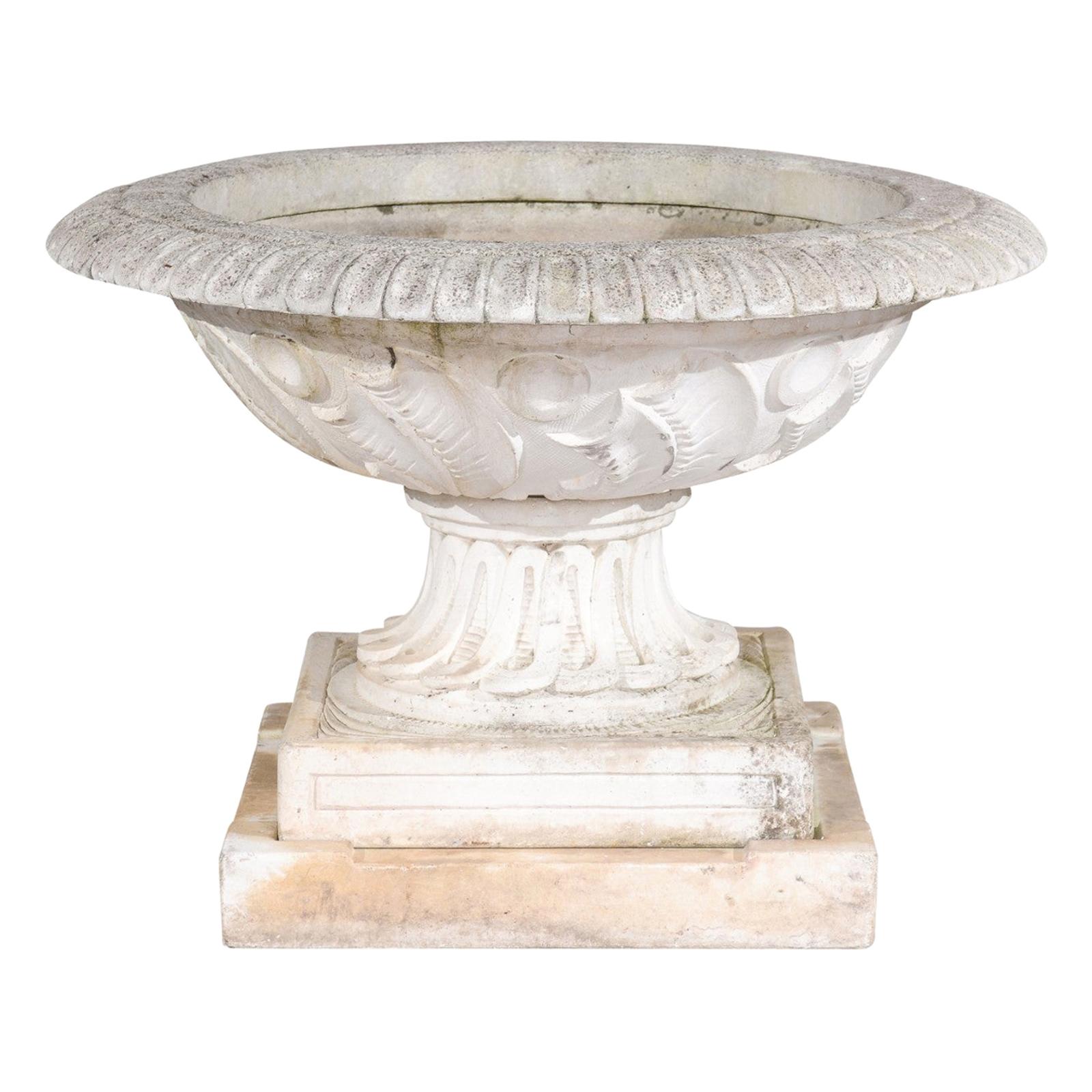 Fontaine anglaise vintage du 20ème siècle en pierre moulée avec cuillère et motifs de feuillage