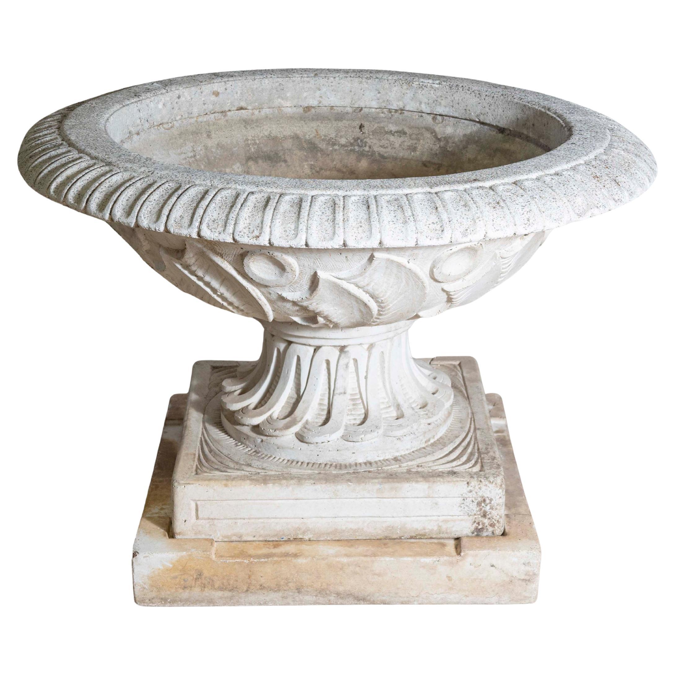 Fuente inglesa vintage del siglo XX de piedra fundida con pala y motivos de follaje