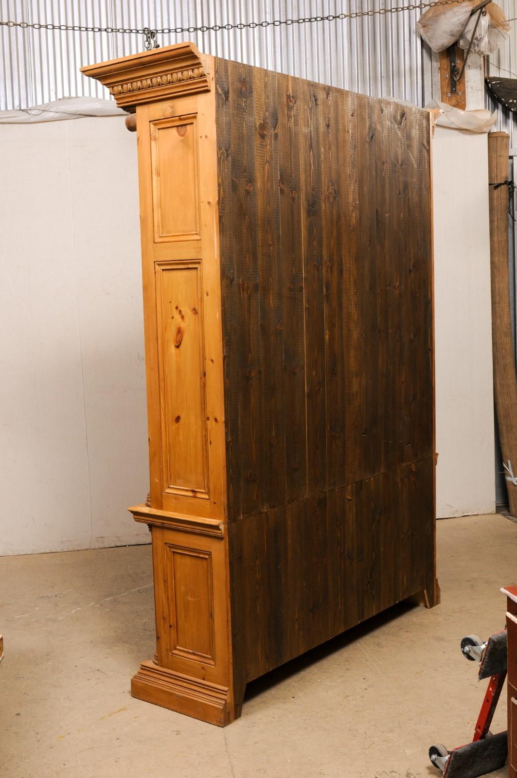Vitrine et armoire de rangement vintage anglaise avec colonnes emblématiques sculptées en vente 2