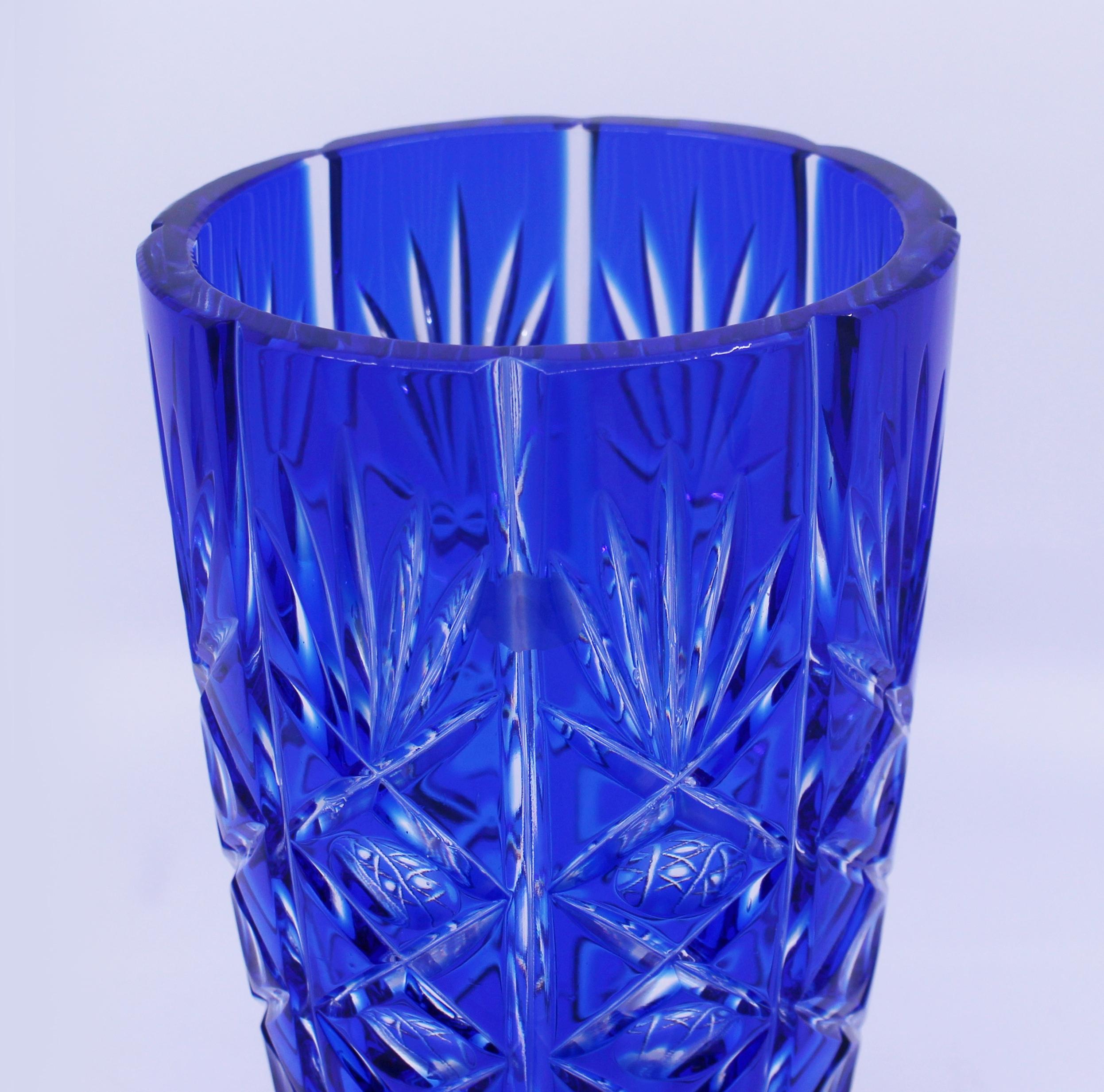 English Vintage Blue Overlay Crystal Glass Vase In Good Condition For Sale In Worcester, Worcestershire