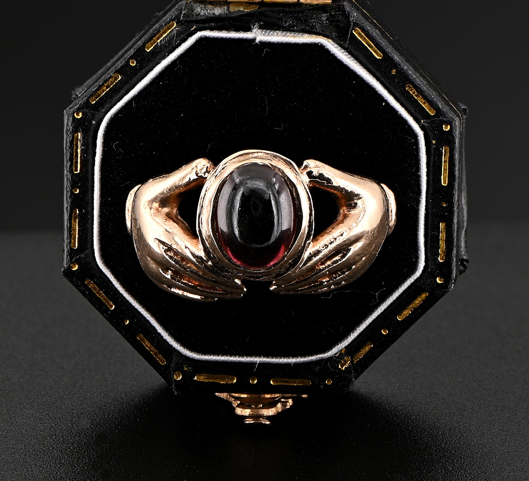 Este precioso anillo de fede vintage es de origen inglés Londres 1968 - versión vintage con más de 60 años de antigüedad, sorprendentemente atractivo y evocador de valor por amistad o sentimental
hecha a mano en oro macizo de 9 KT según la mejor