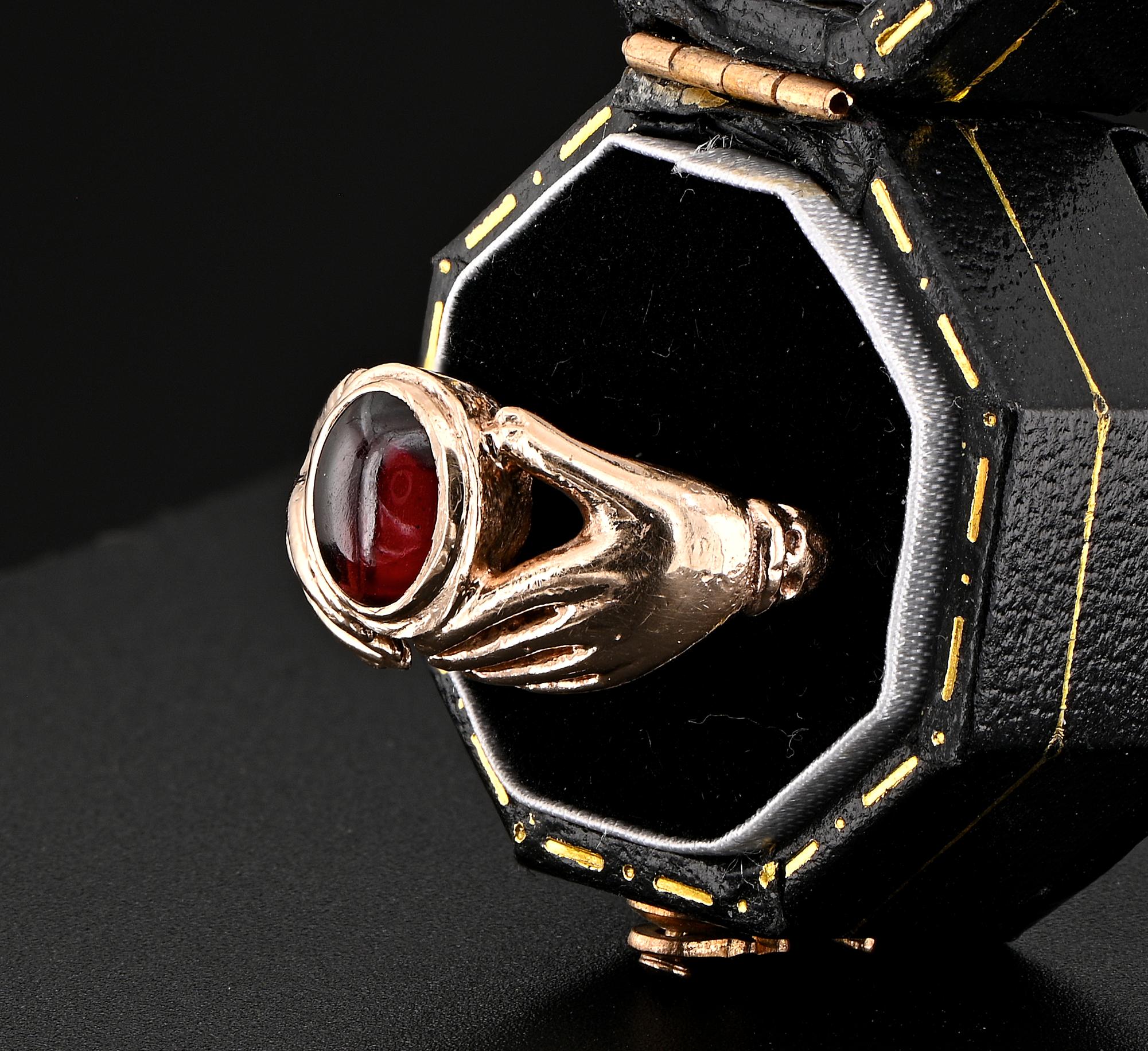 De los hombres Anillo vintage inglés Fede Granate oro de 9 KT en venta
