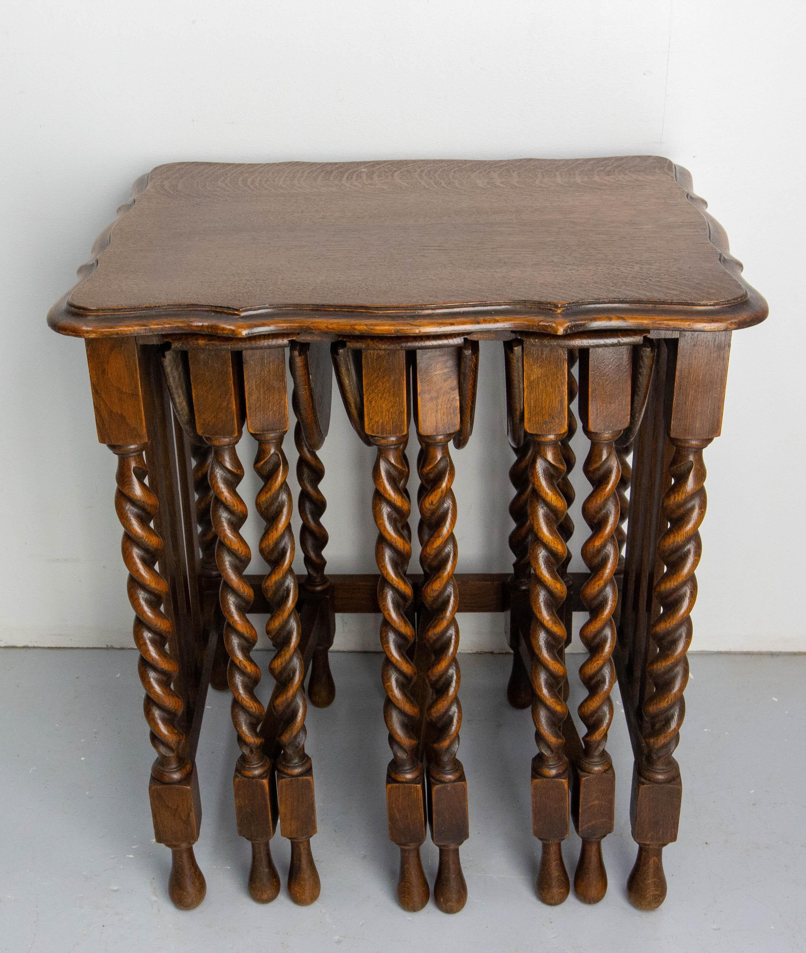 Satz von vier englischen Vintage-Nesting-Tischen um 1940, massive Eiche mit gedrechselten Beinen.
Das Set besteht aus einem großen Tisch (Höhe 62 cm) und drei kleineren Tischen, die in die am höchsten Tisch angebrachten Kufen passen. 
Diese drei