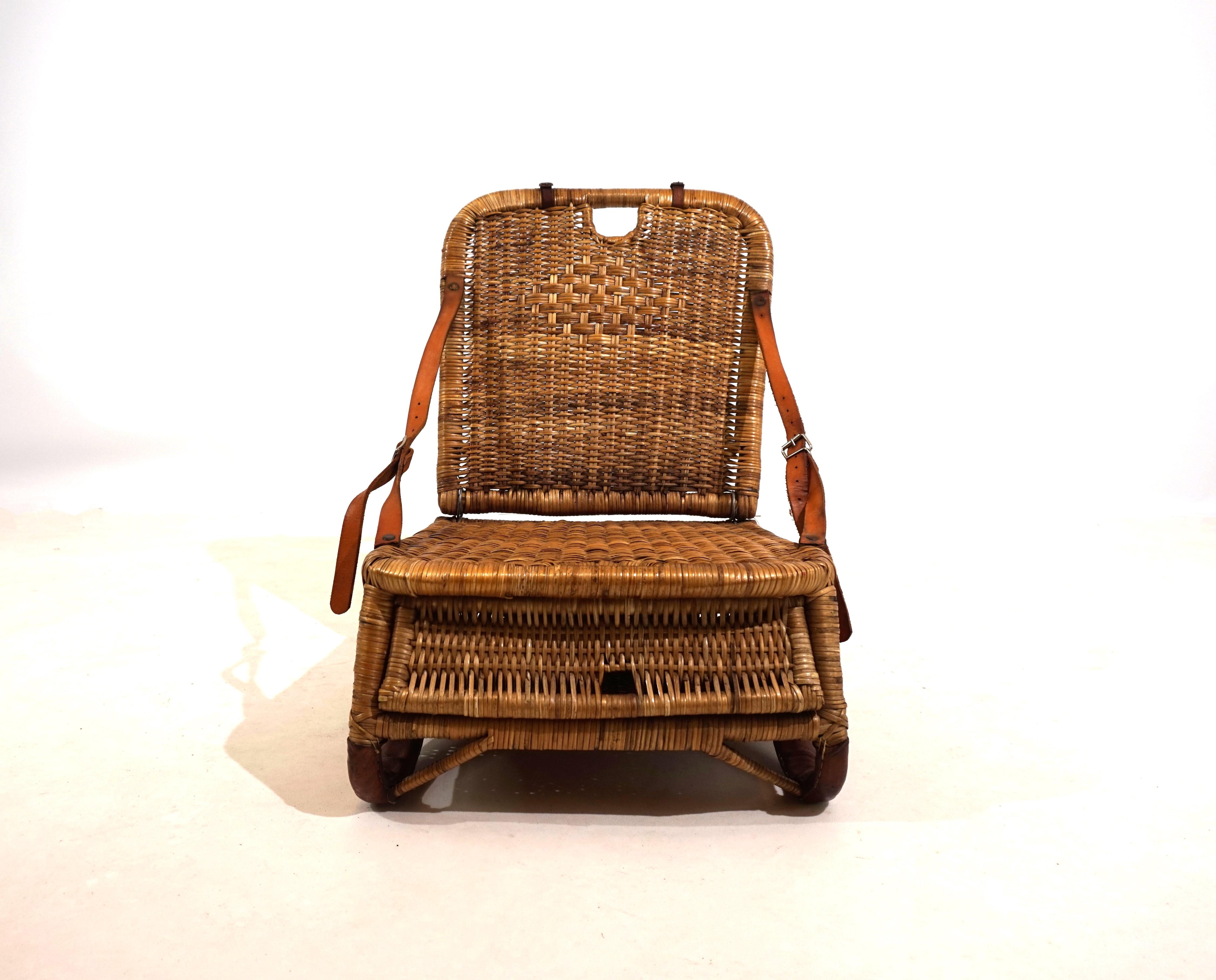 English vintage rattan beach chair For Sale 4