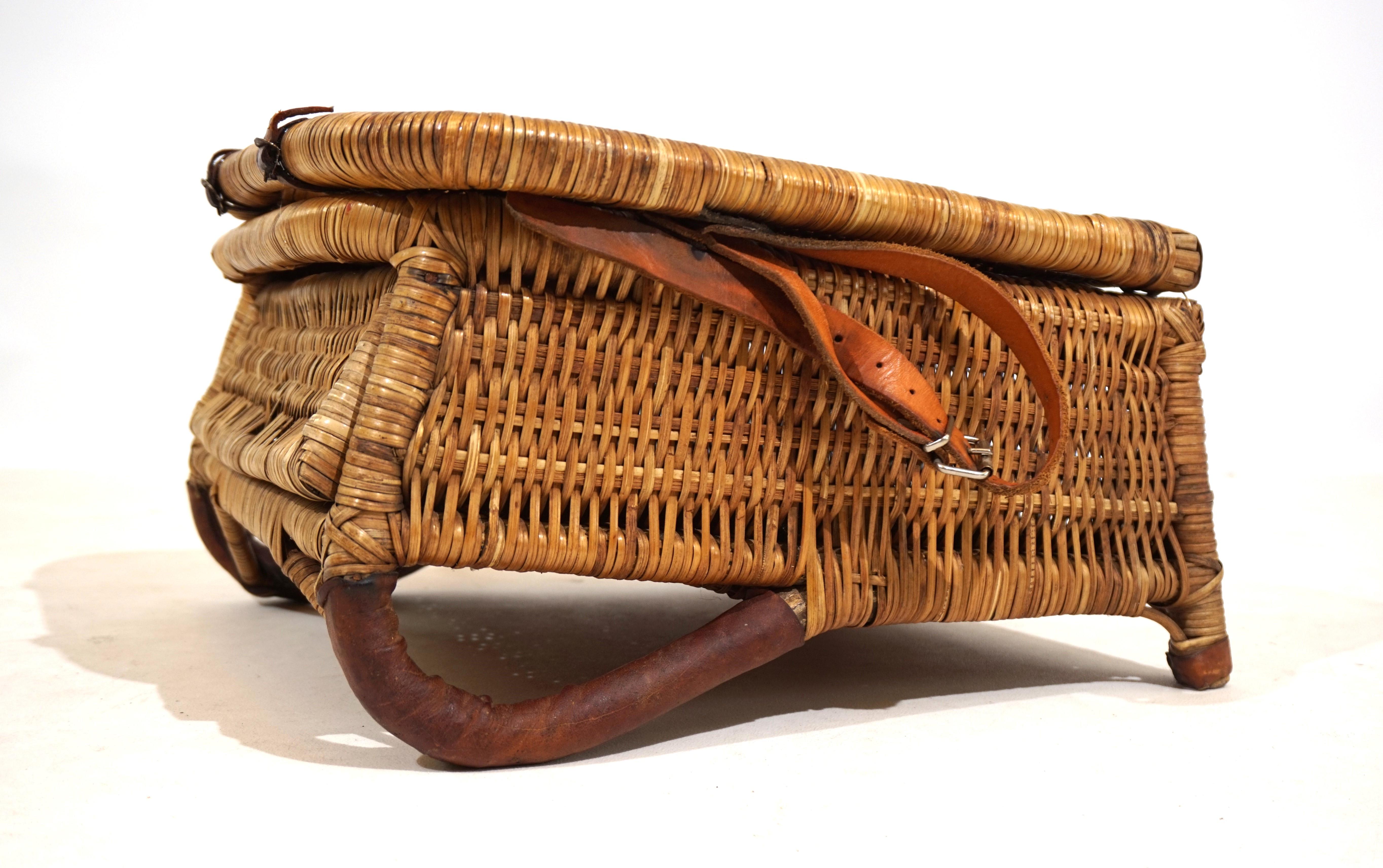 Ein antiker Strandkorb, wahrscheinlich aus den 1940er Jahren, in einem schönen honigfarbenen Rattangeflecht und braunem Leder.  Das Rattan ist in perfektem Zustand, ohne Brüche oder fehlende Teile. Der Stuhl hat auch die originalen Lederriemen. Der