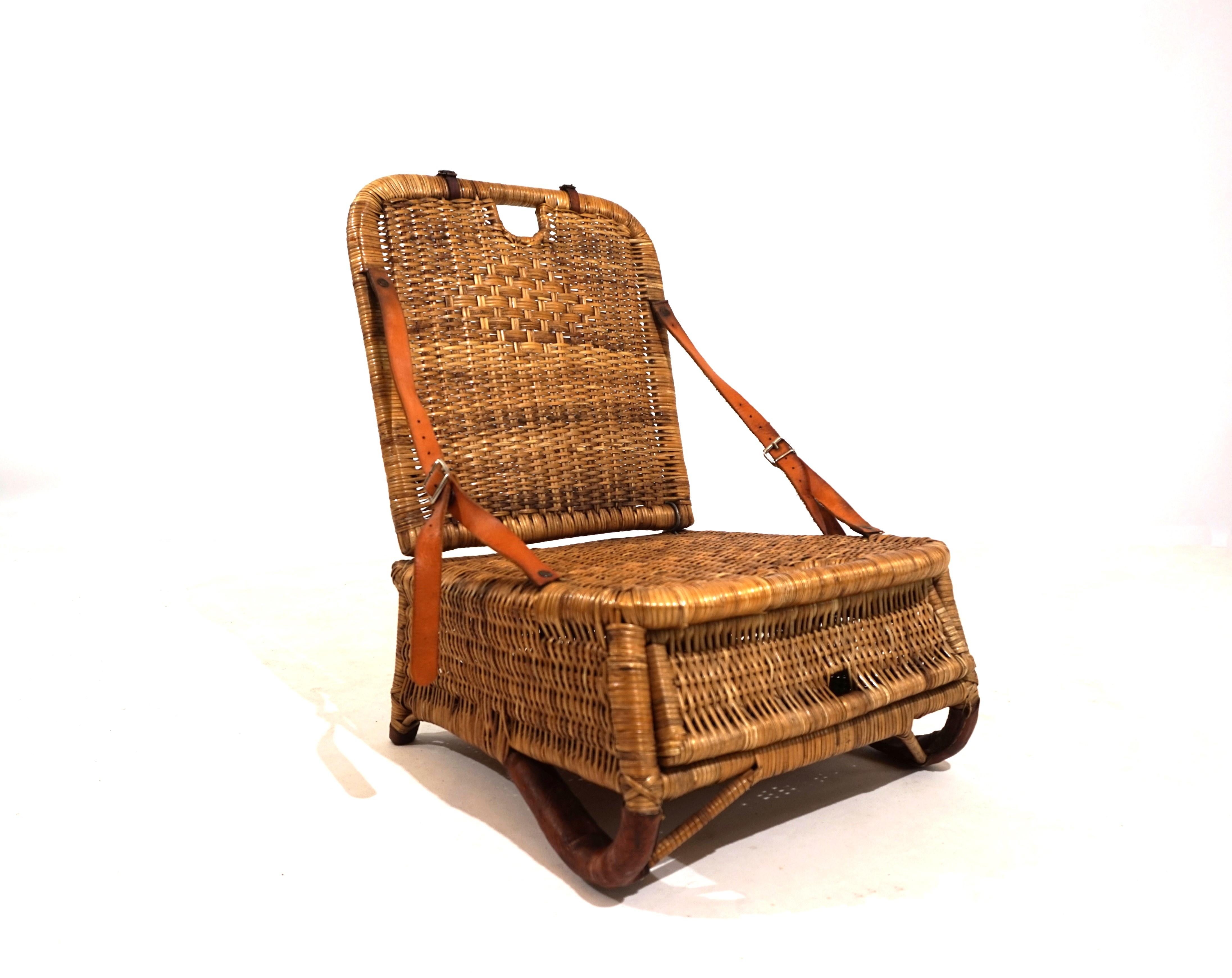 Mid-Century Modern English vintage rattan beach chair For Sale