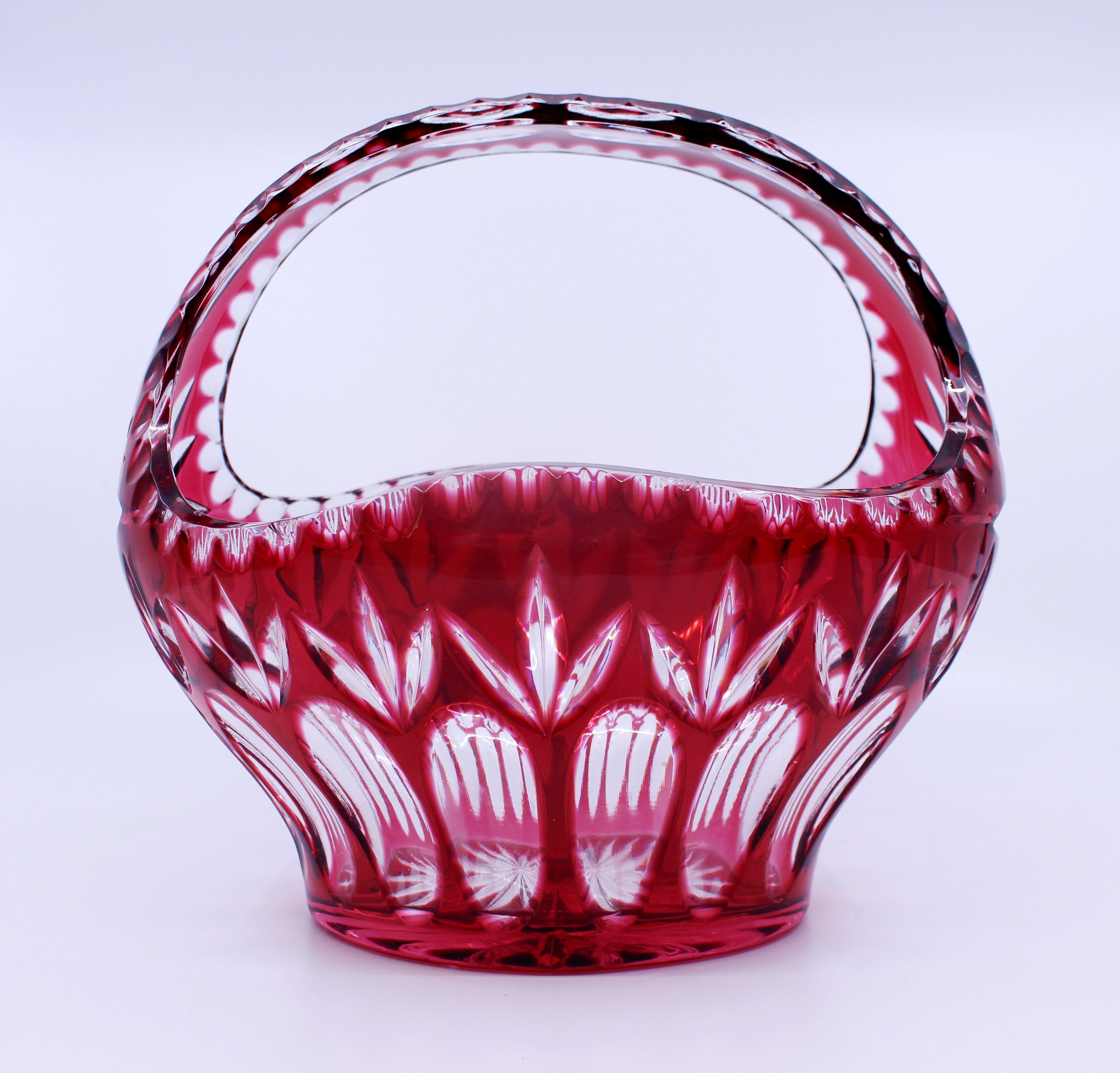 English vintage ruby overlay crystal basket.

Condition 
Very good condition. No cracks or repairs. Light scratches to glass commensurate with age
 
 
Period 
Late 20th century, vintage.



  