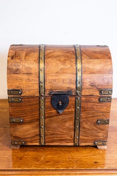 Englische Vintage Treasure Chest in Form eines Cellaretts mit Messingdetails
