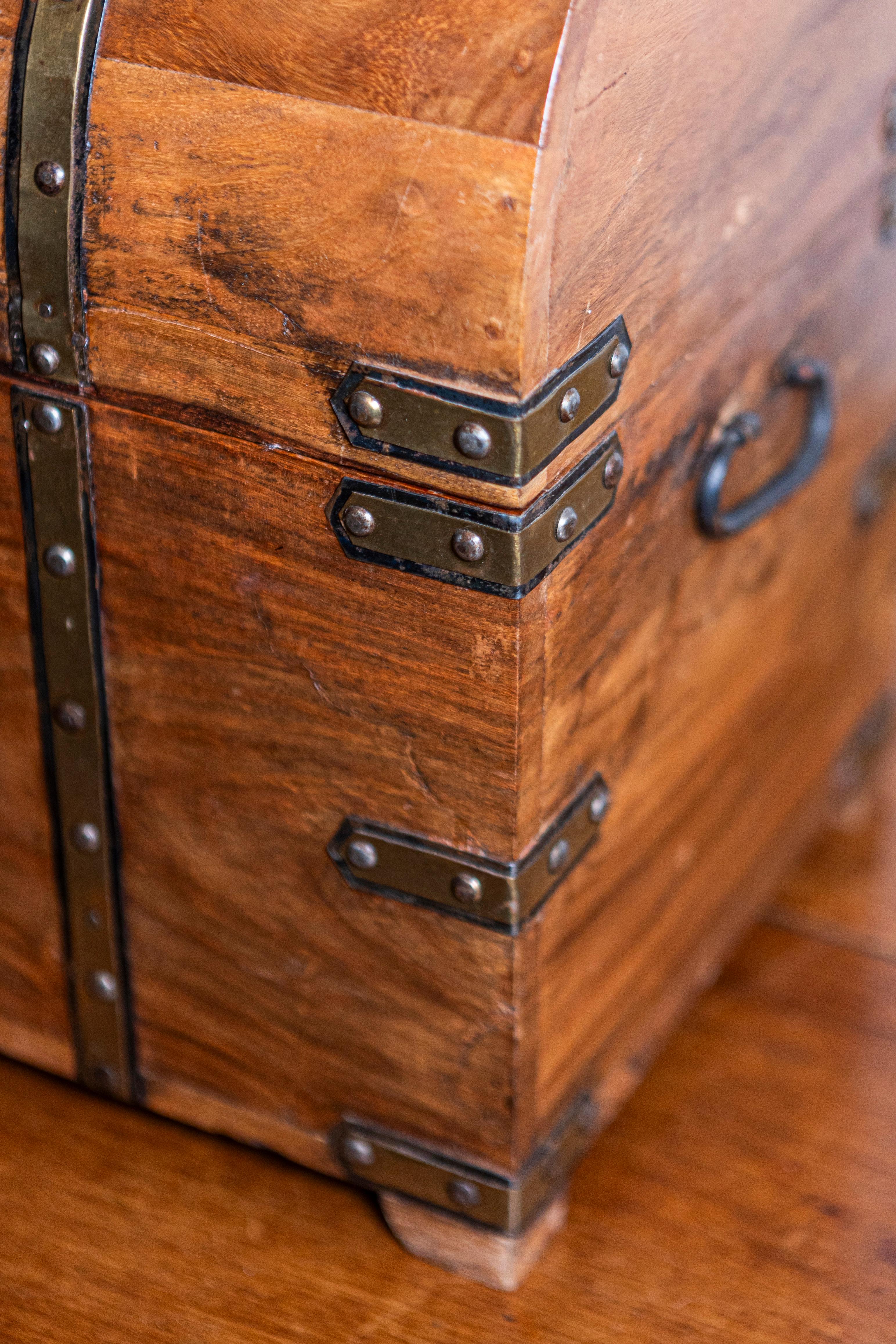 English Vintage Wooden Treasure Chest Shaped Cellarette with Brass Details In Good Condition For Sale In Atlanta, GA