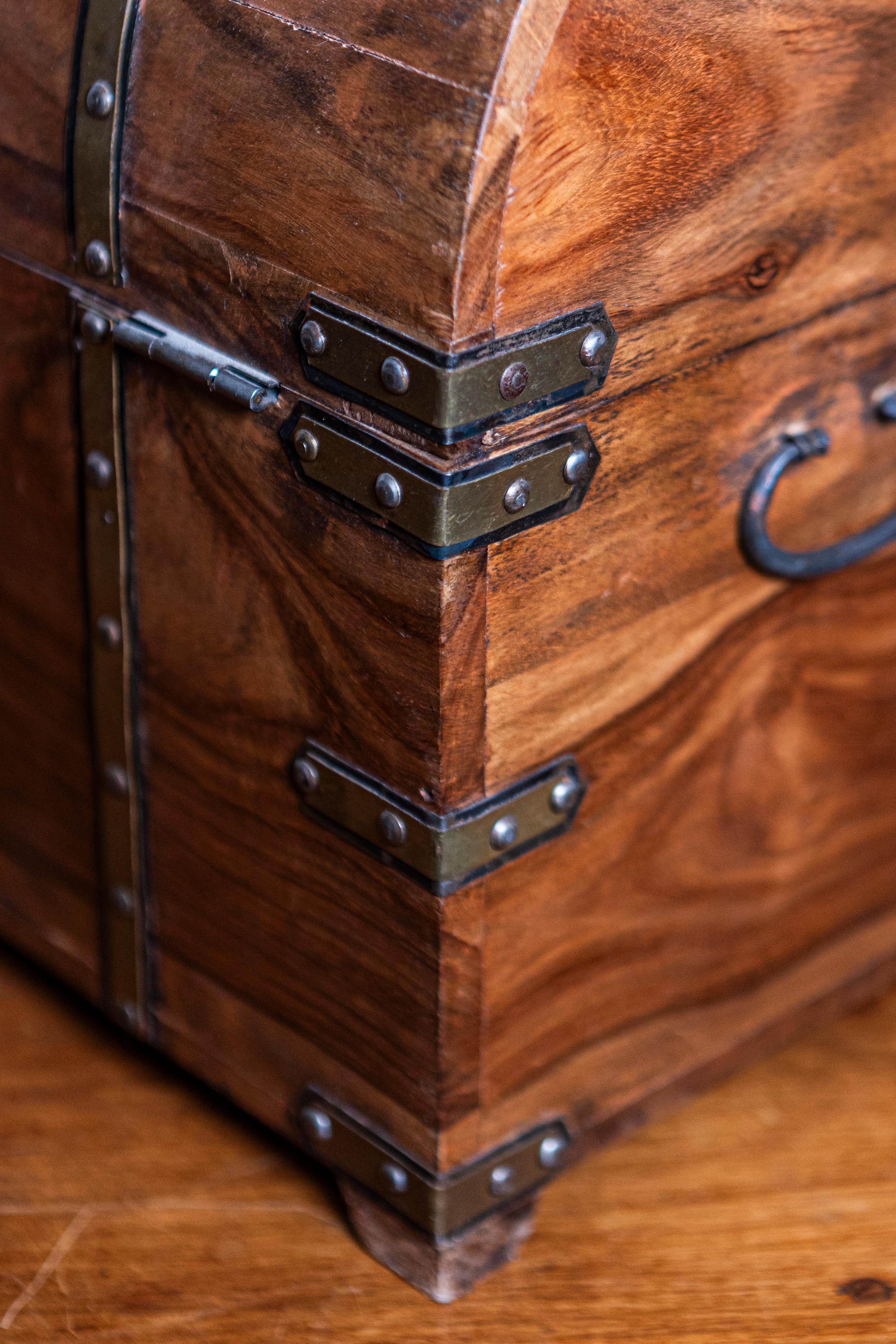 English Vintage Wooden Treasure Chest Shaped Cellarette with Brass Details For Sale 1