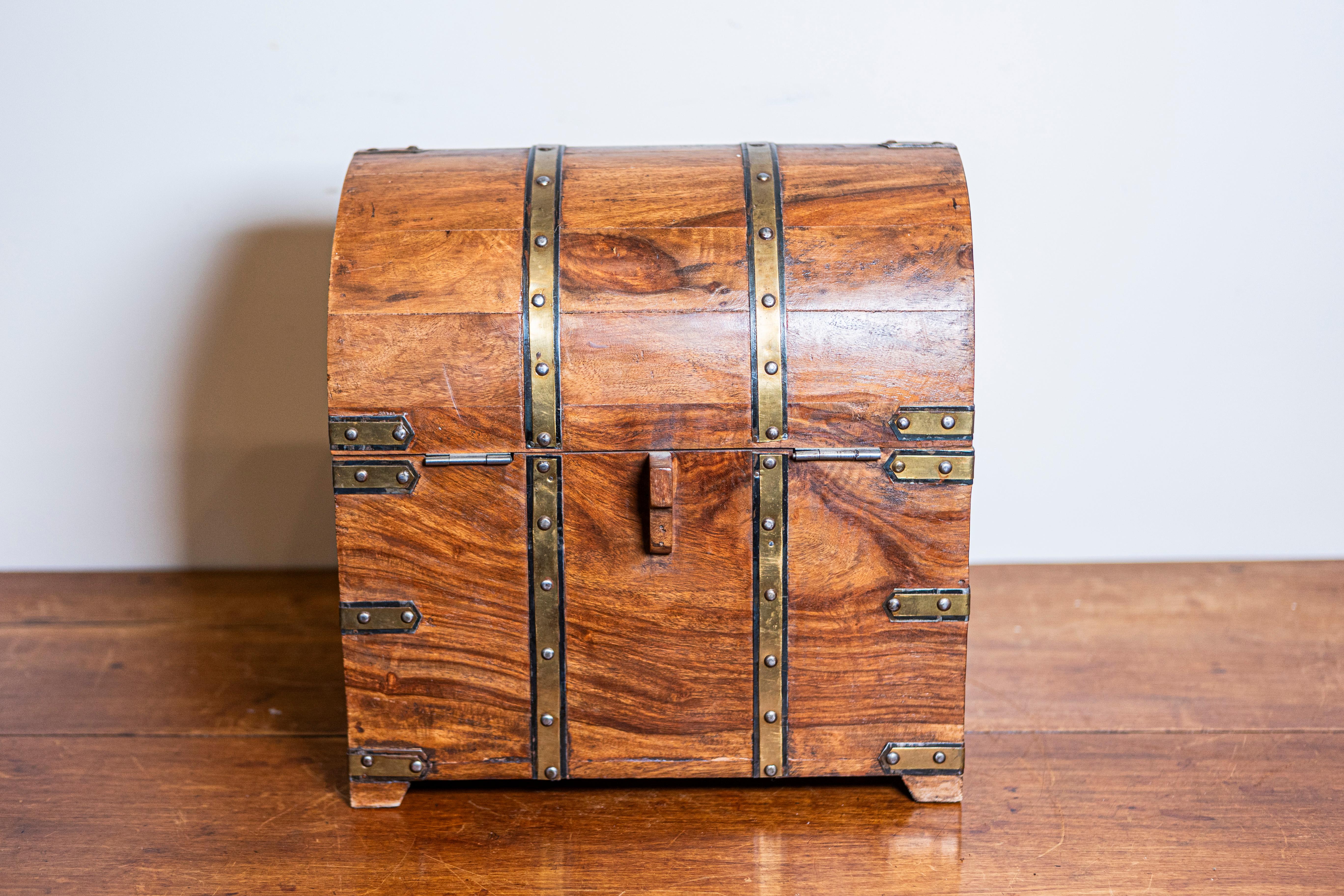 English Vintage Wooden Treasure Chest Shaped Cellarette with Brass Details For Sale 2