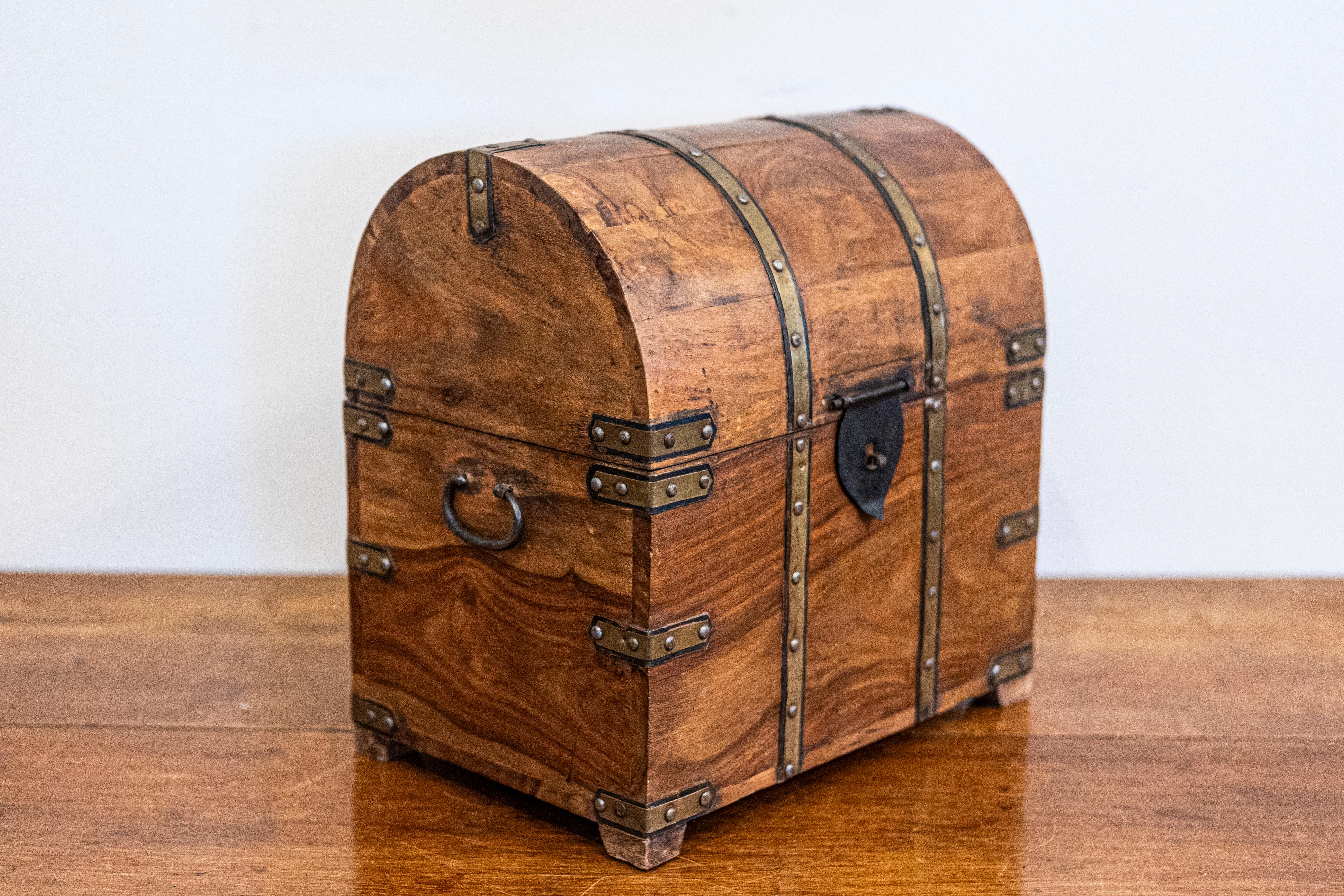 English Vintage Wooden Treasure Chest Shaped Cellarette with Brass Details For Sale 4