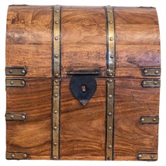 Cellarette vintage anglaise en forme de coffre à trésor en bois avec détails en laiton