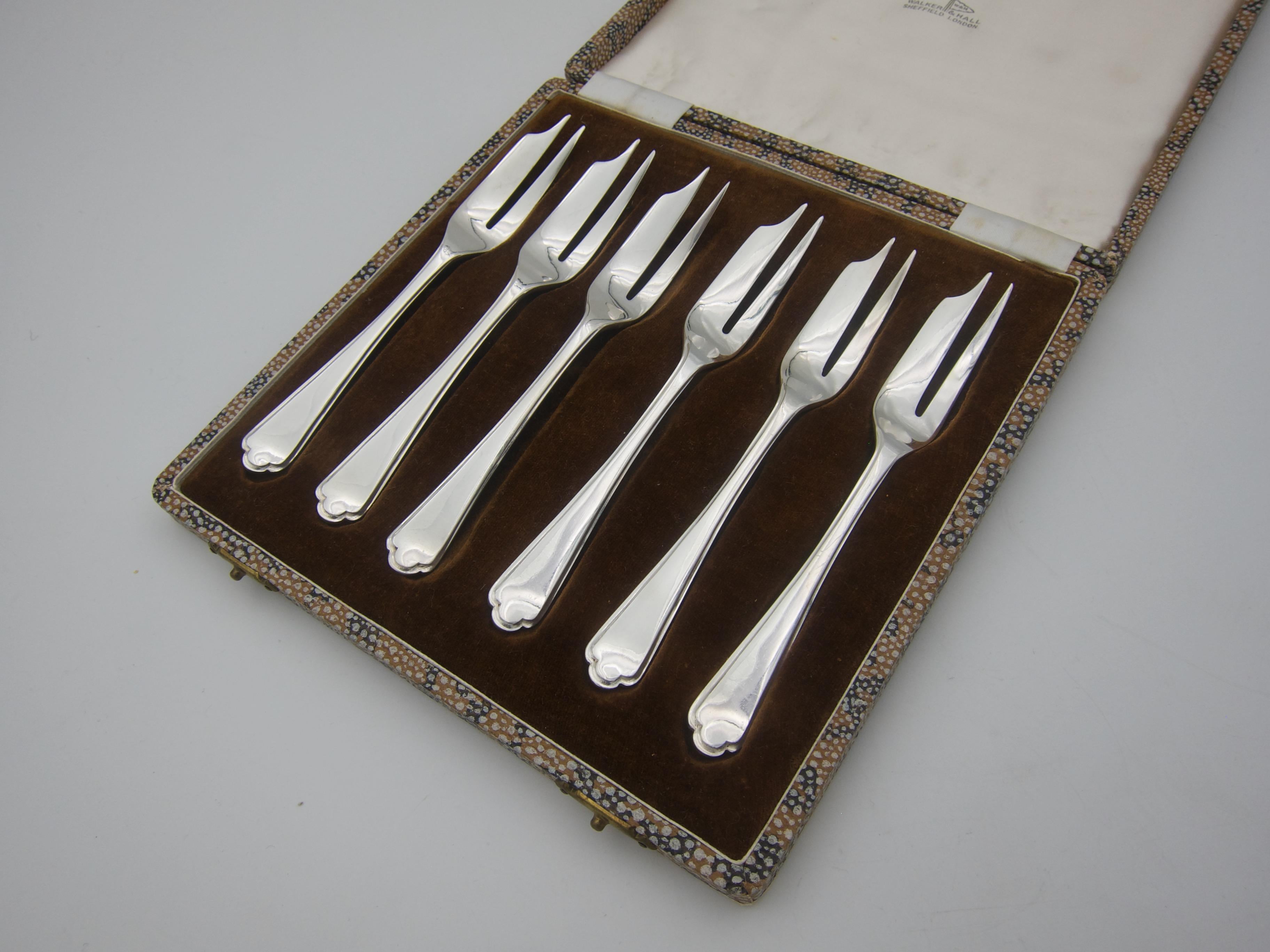 A vintage set of six English silver-plated pastry forks in their original fitted box by Walker & Hall of Sheffield, dating to the mid-20th century. Although originally designed for cakes and other pastries, the double-tined forks are an ideal size