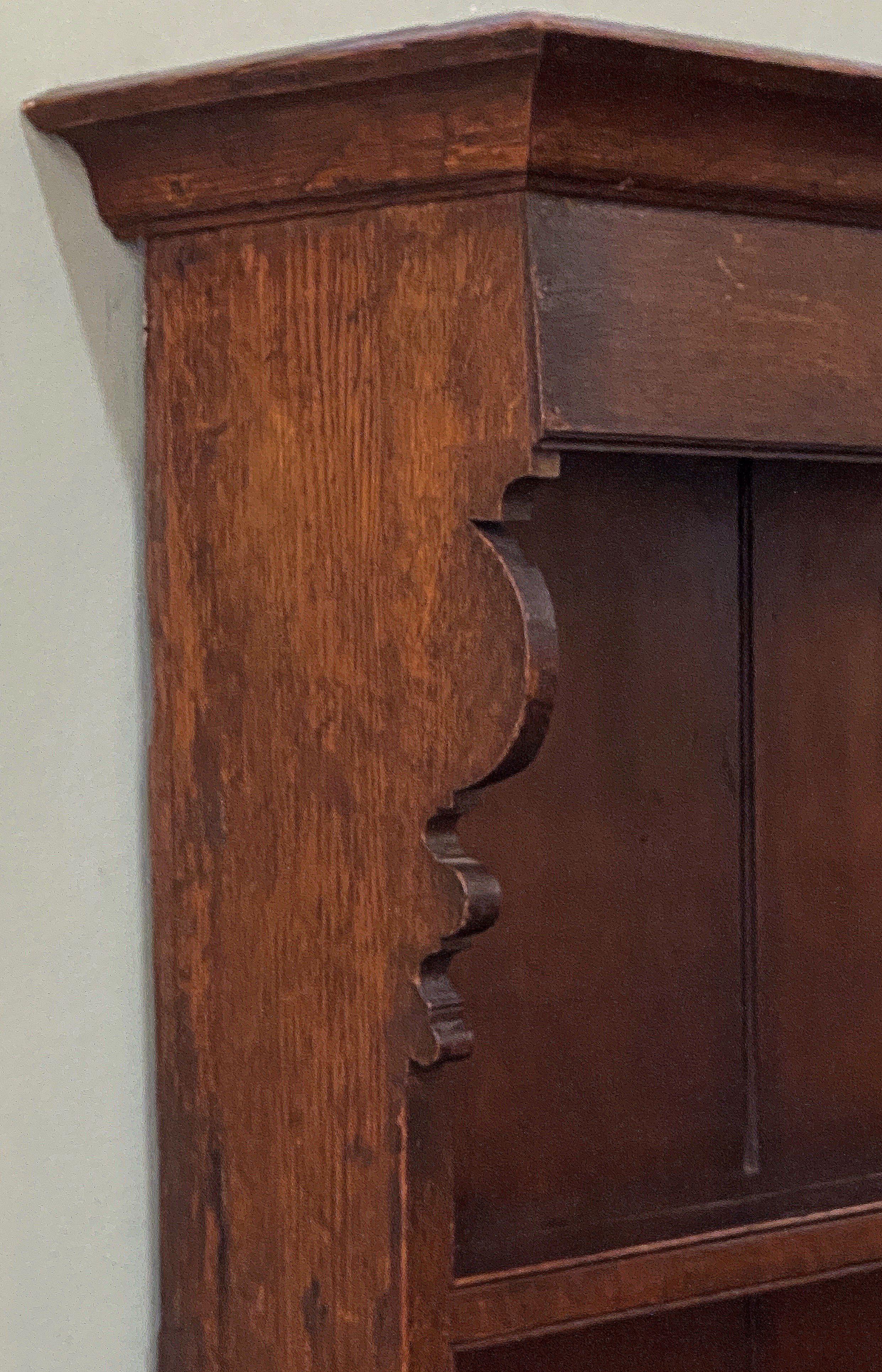 Patinato Mensole da parete inglesi in Oak patinato con piano a baldacchino e lati a Ogee in vendita