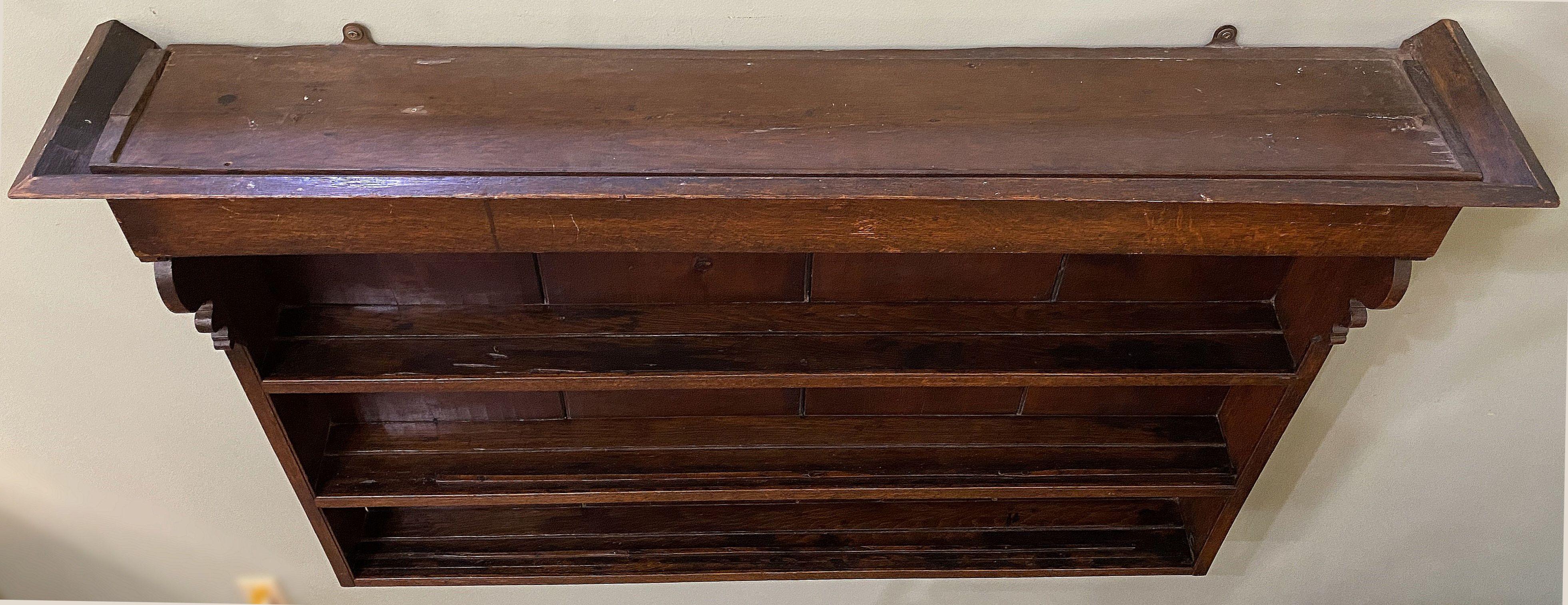 XIX secolo Mensole da parete inglesi in Oak patinato con piano a baldacchino e lati a Ogee in vendita