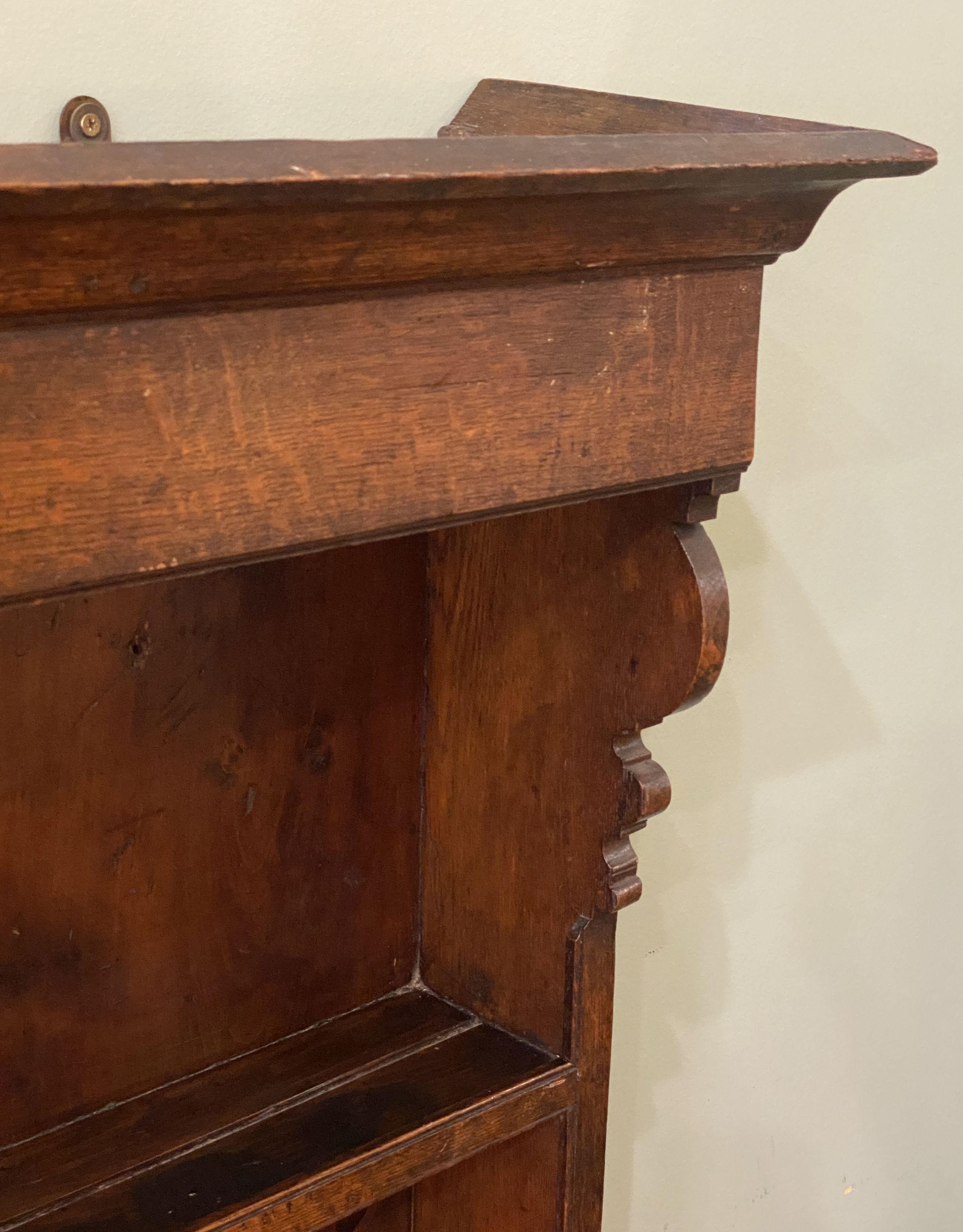 Legno Mensole da parete inglesi in Oak patinato con piano a baldacchino e lati a Ogee in vendita