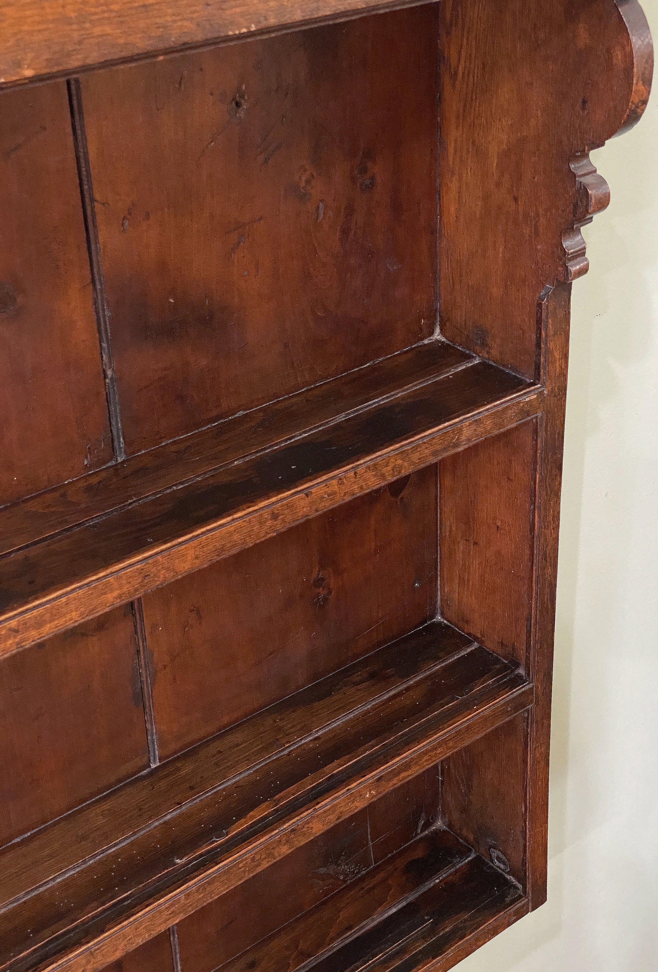 Mensole da parete inglesi in Oak patinato con piano a baldacchino e lati a Ogee in vendita 1