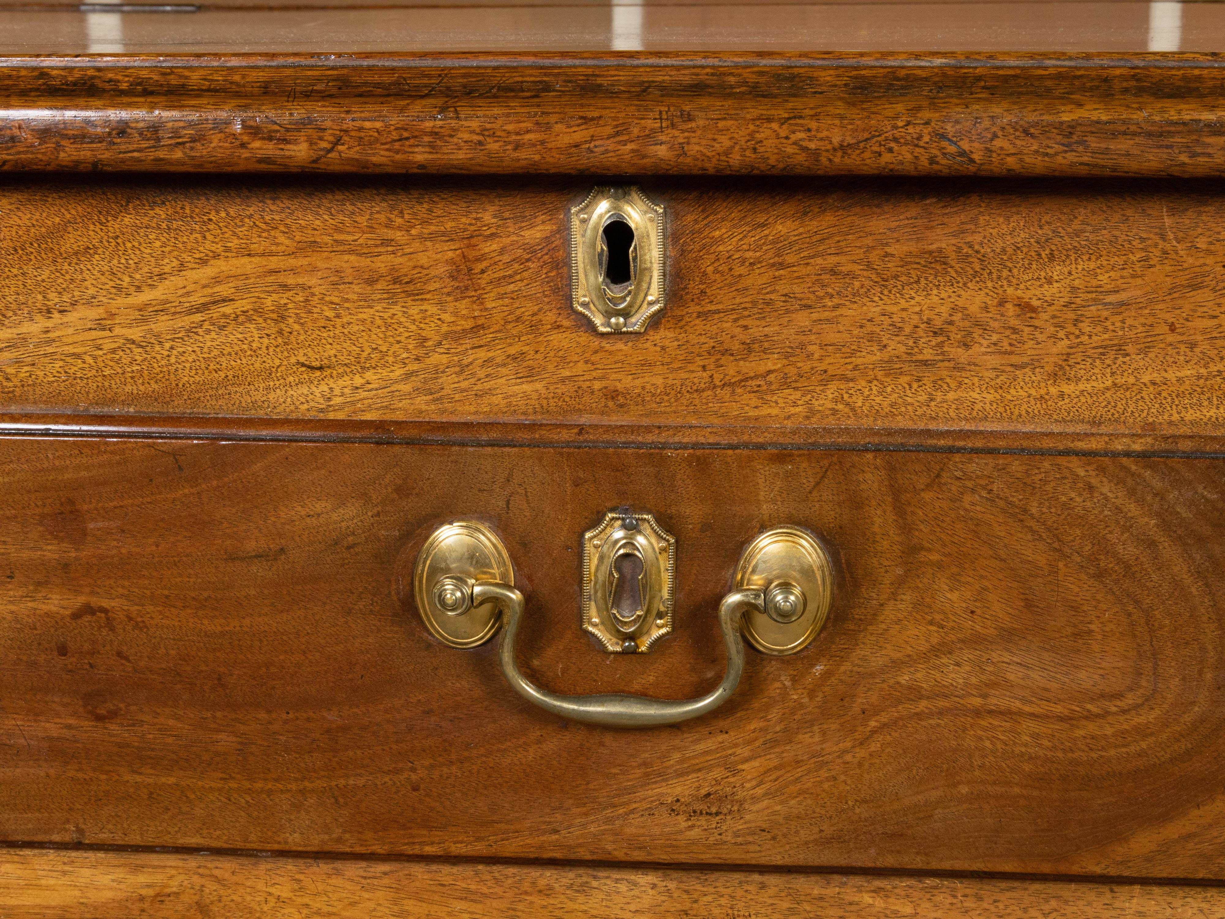Credenza a ribalta in noce inglese del XIX secolo con cassetti e ferramenta in ottone in vendita 4