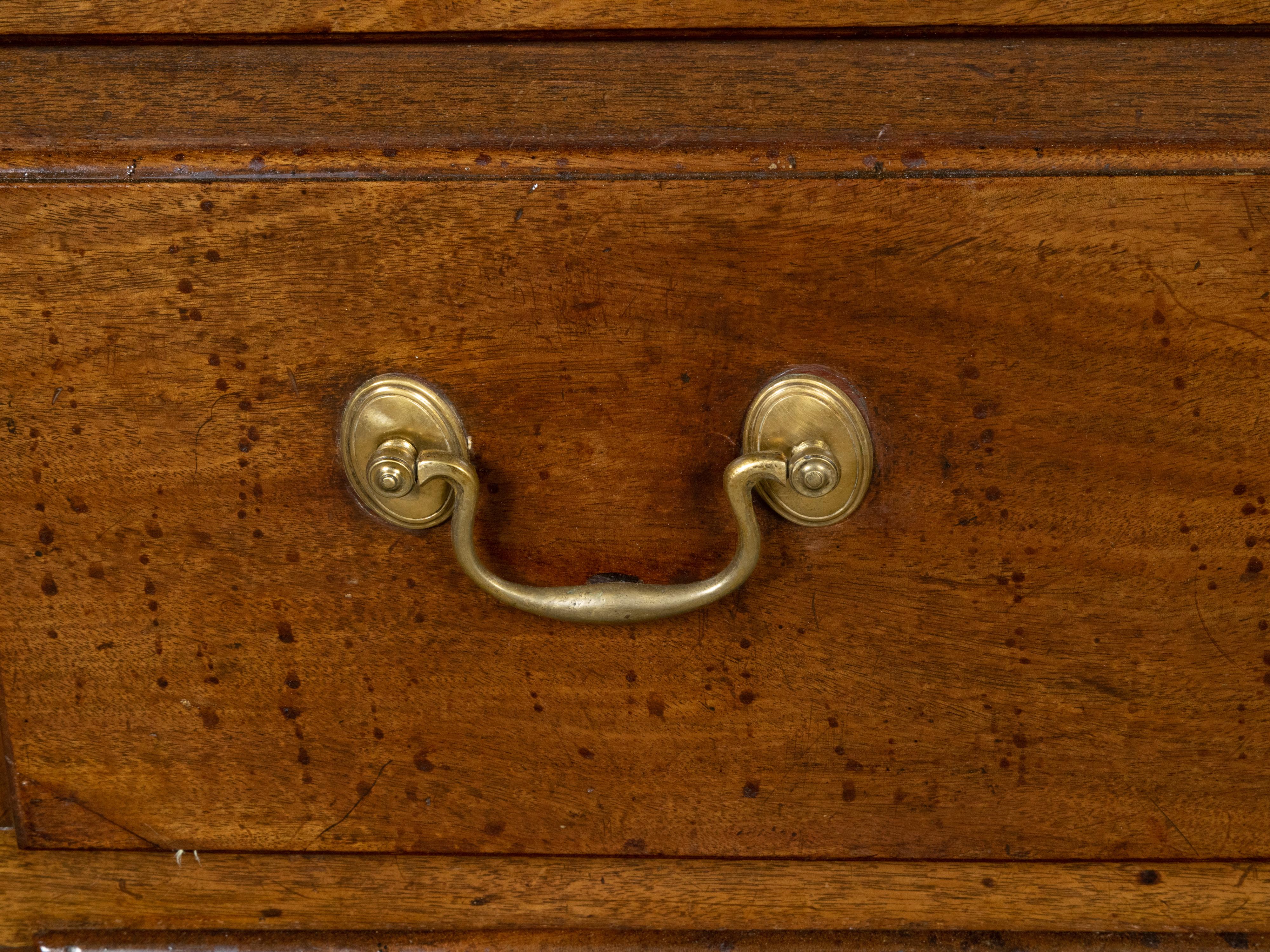 Credenza a ribalta in noce inglese del XIX secolo con cassetti e ferramenta in ottone in vendita 5