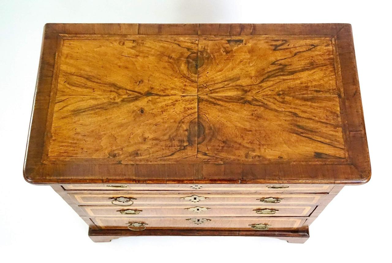 English Walnut and Satinwood Inlaid Petite Chest or Bachelor's Chest, circa 1715 In Good Condition For Sale In Kinderhook, NY