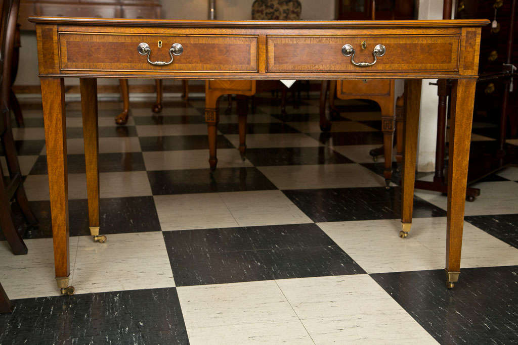 Dieser Schreibtisch mit zwei Schubladen aus Nussbaumholz wird von unserem englischen Schreiner für uns hergestellt. Dieser Tisch wird mit Hilfe altbewährter Techniken so hergestellt, wie er vor 200 Jahren hergestellt worden wäre. Die Lederplatte hat