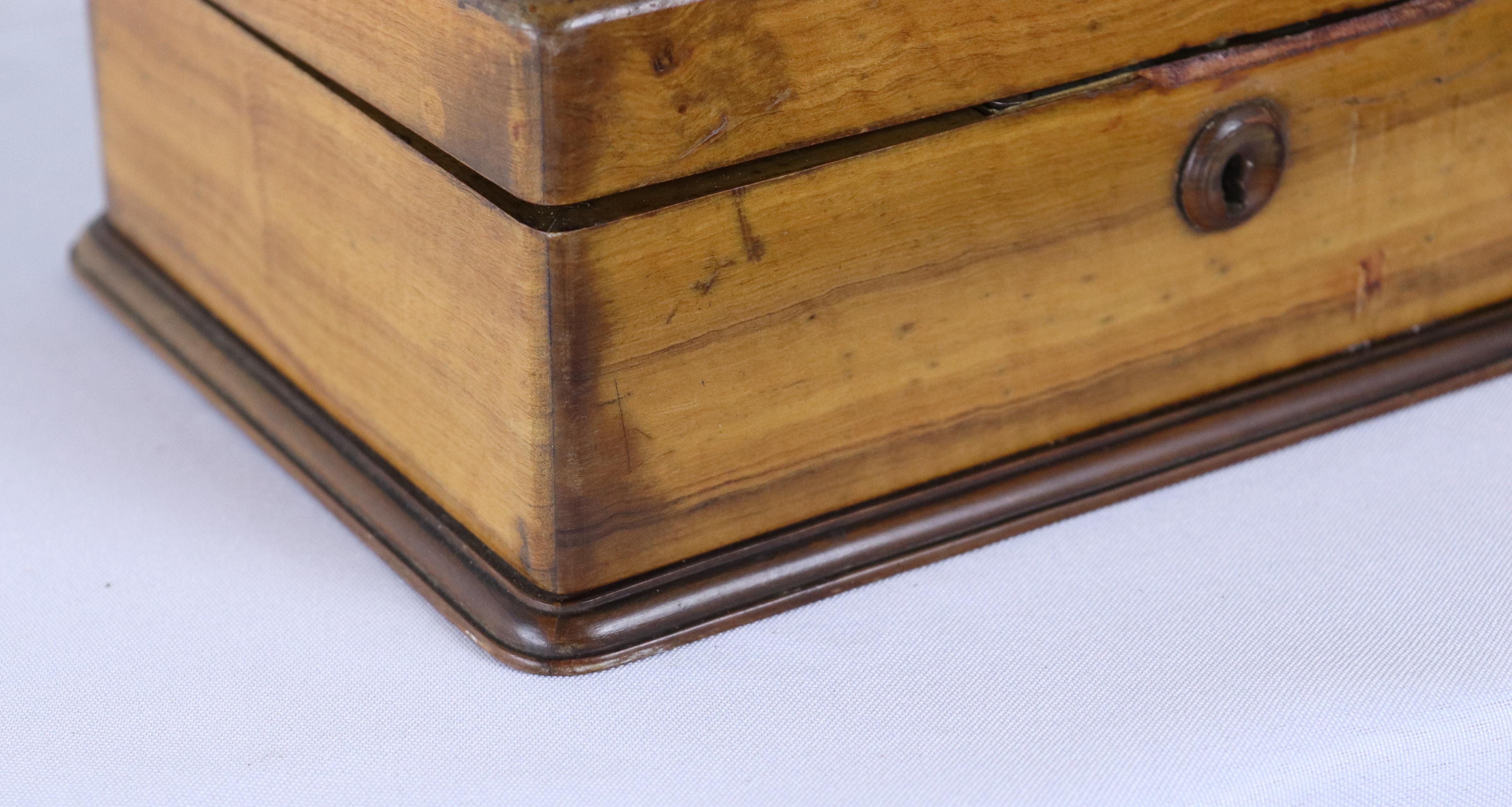 English Walnut Checkers Box In Good Condition For Sale In Port Chester, NY