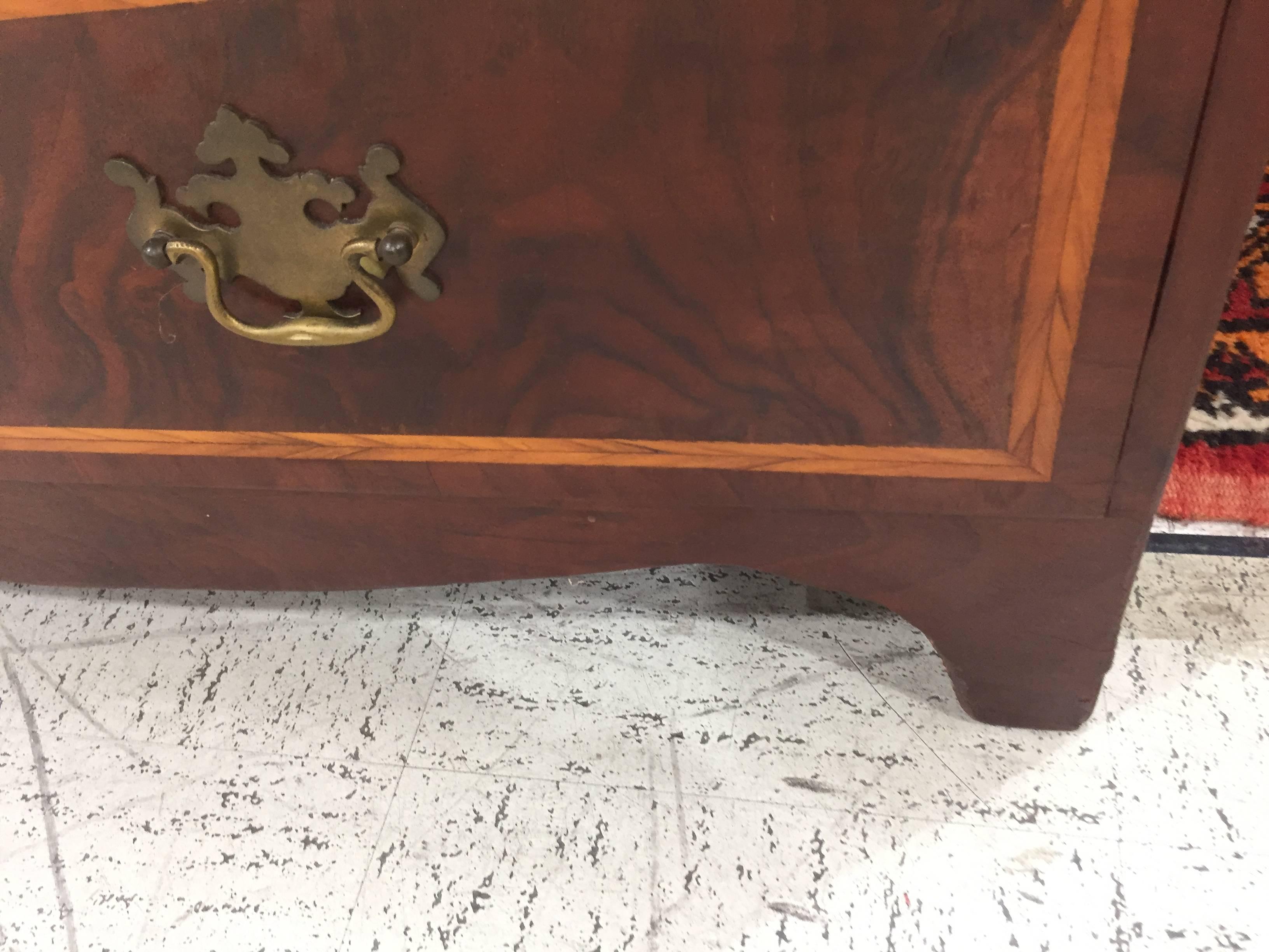 English Walnut Chest of Drawers with Satinwood Banding In Good Condition For Sale In Athens, GA
