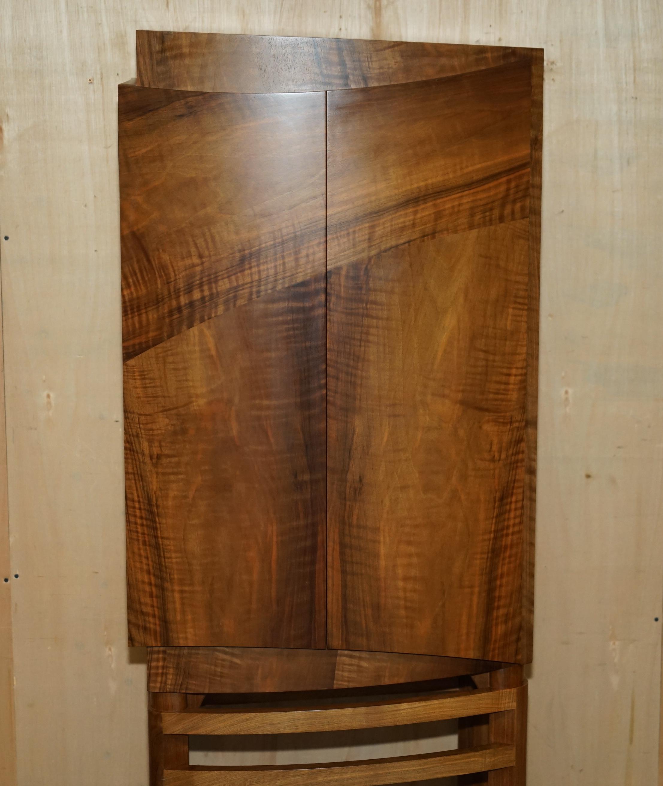 English ENGLISH WALNUT DEREK ELLIOTT GLASS SHELVED DISPLAY OR DRINKS CABiNET For Sale