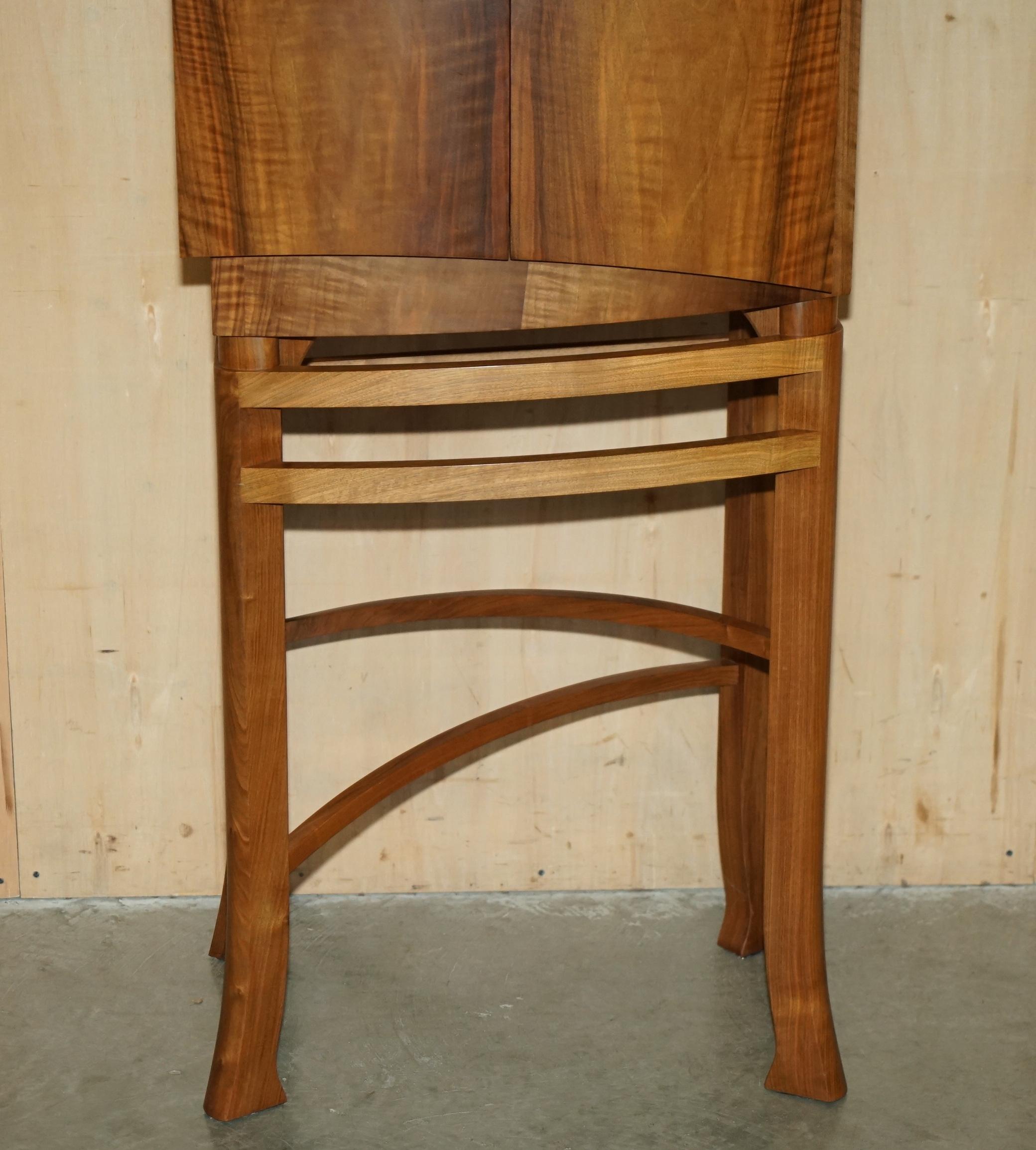 Hand-Crafted ENGLISH WALNUT DEREK ELLIOTT GLASS SHELVED DISPLAY OR DRINKS CABiNET For Sale
