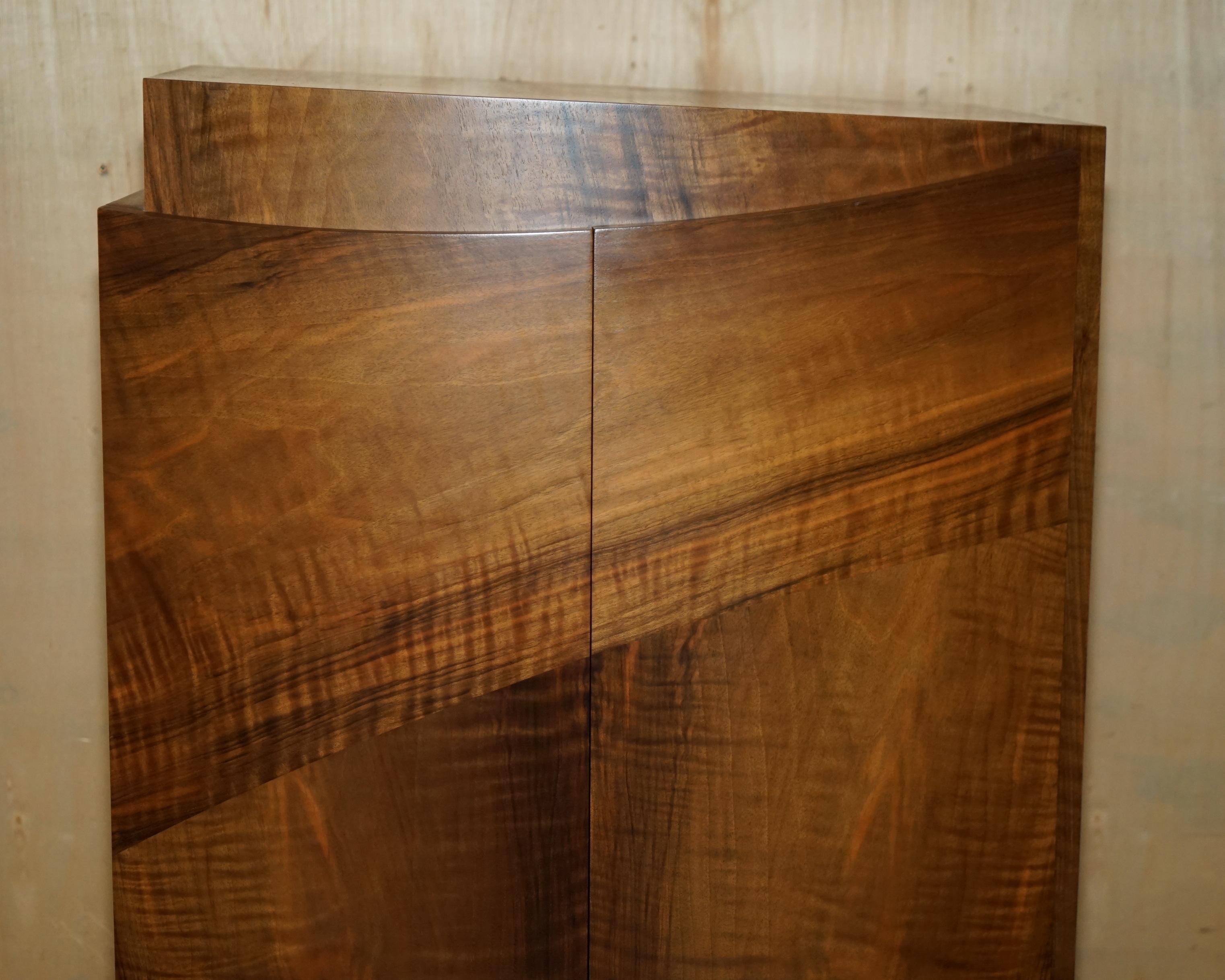 ENGLISH WALNUT DEREK ELLIOTT GLASS SHELVED DISPLAY OR DRINKS CABiNET In Good Condition For Sale In West Sussex, Pulborough