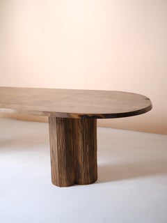 Mesa de comedor inglesa de nogal con pata trébol tallada a mano