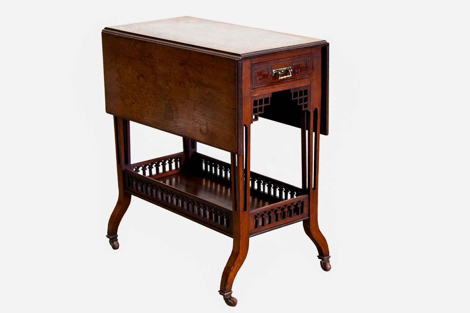 Fin du XIXe siècle Table à abattant en noyer anglais à galerie ajourée en vente