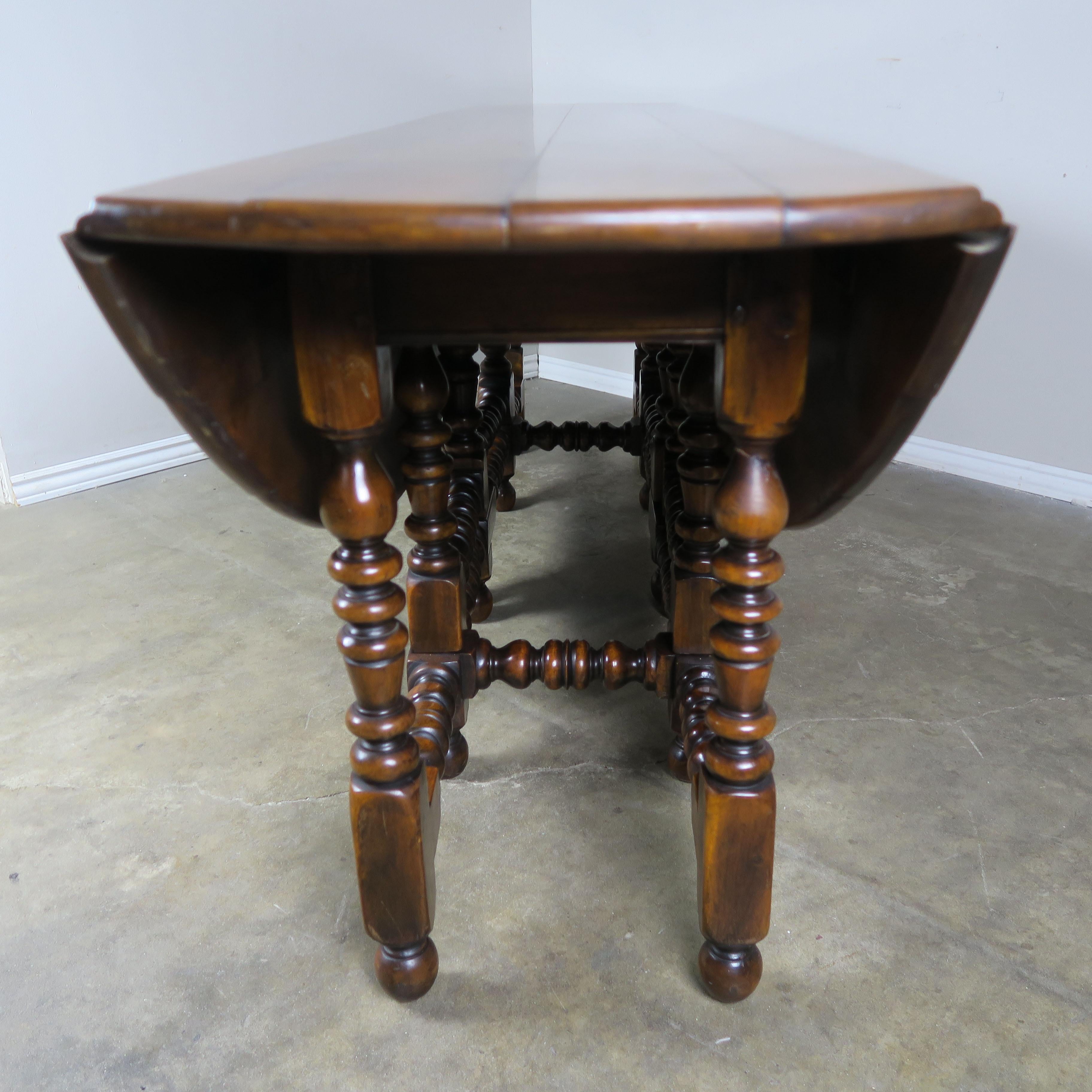 20th Century English Walnut Gate-Leg Drop-Leaf Table