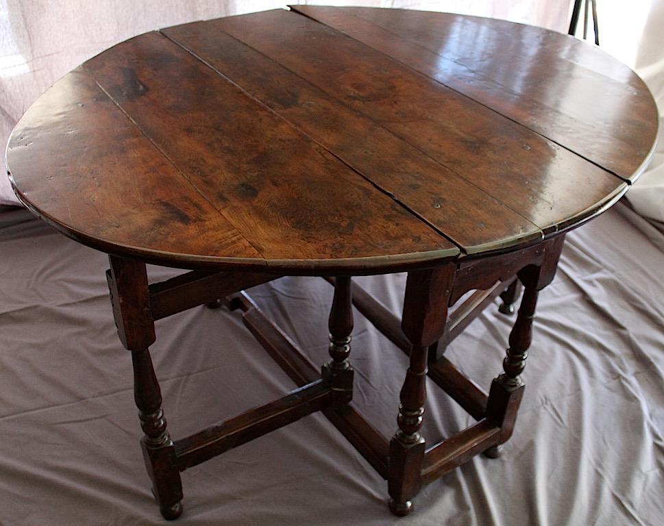 18th Century and Earlier English Walnut Gate Leg Table, circa 1685 For Sale
