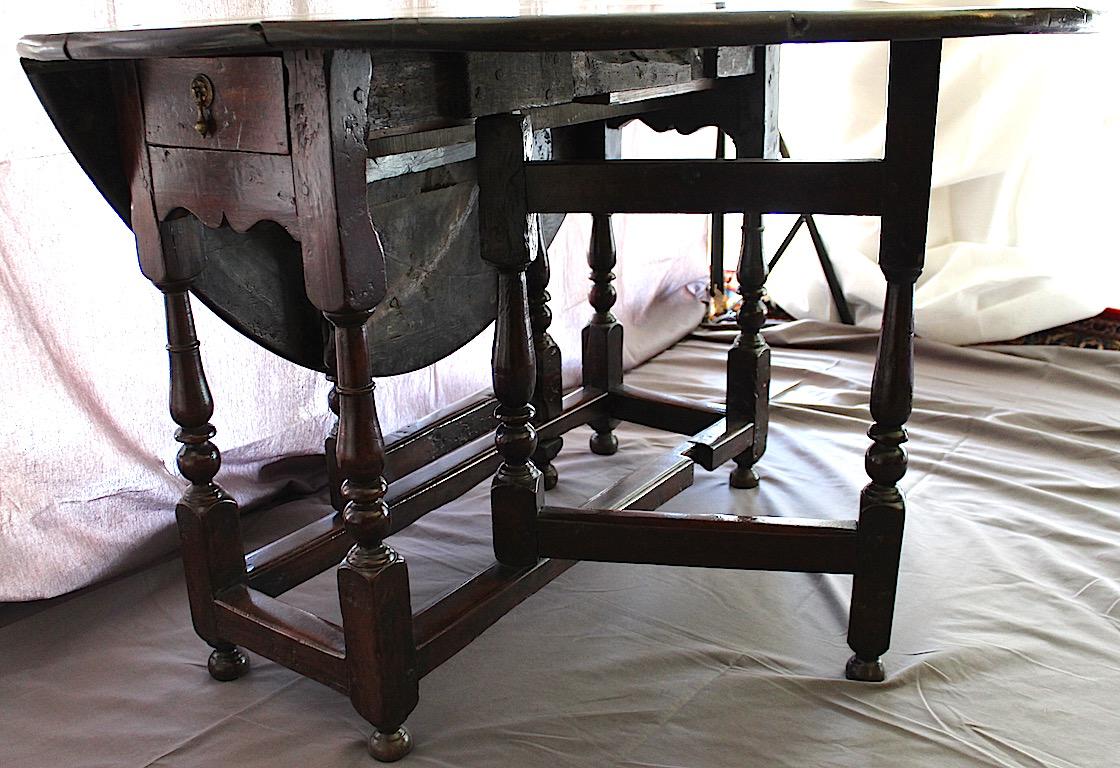 English Walnut Gate Leg Table, circa 1685 In Good Condition In Lincoln, GB