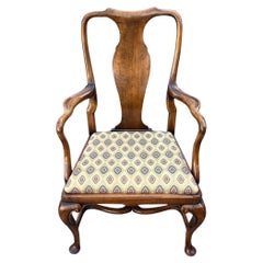 Fauteuil ouvert de style George II en noyer anglais de grande taille