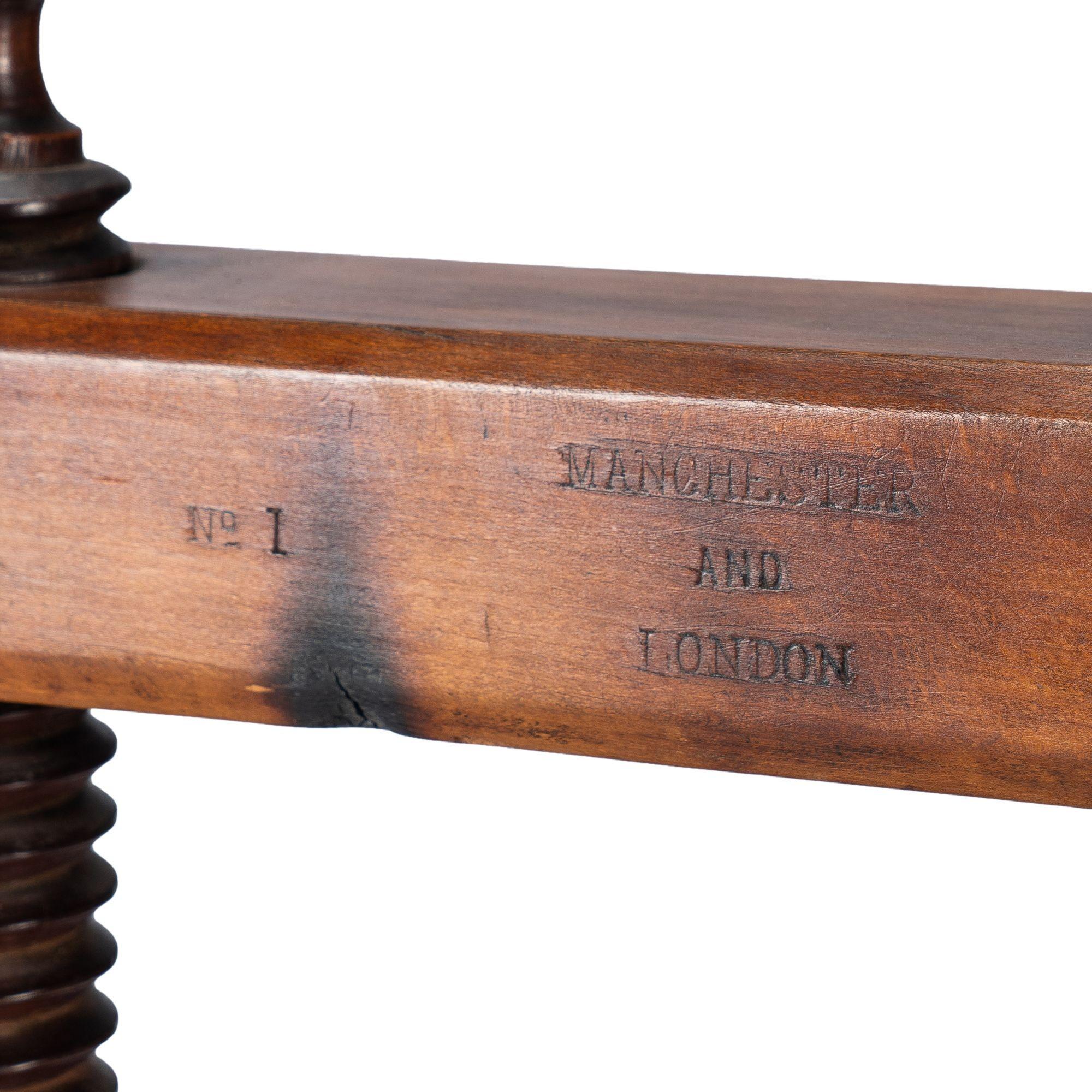 Englische Leinenpresse aus Nussbaumholz von Thomas Bradford & Company, 1850-1900 im Angebot 1