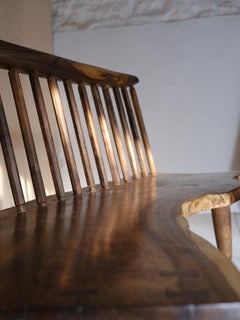 Banc à fuseaux en noyer anglais à bord vif par Robert The George