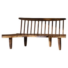 Banc à fuseaux en noyer anglais à bord vif par Robert The George