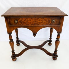 Englischer niedriger Kommode aus Nussbaumholz mit Intarsien aus Seetang und gekreuzter Platte