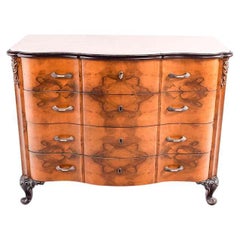 Commode serpentine à plateau de marbre en noyer anglais