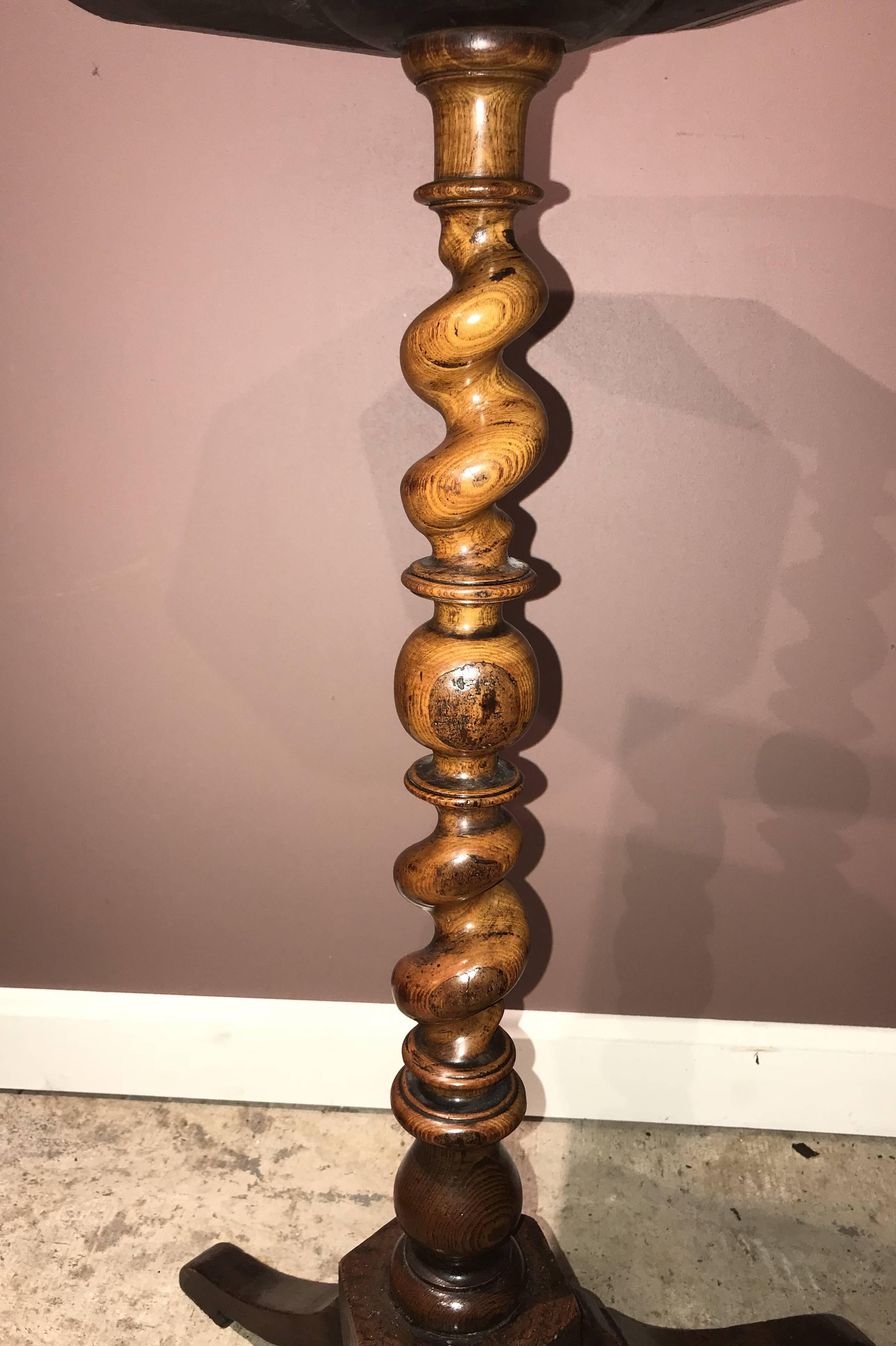 English Walnut Octagonal Top Candle Stand with Marquetry, circa 1680-1710 In Good Condition In Milford, NH