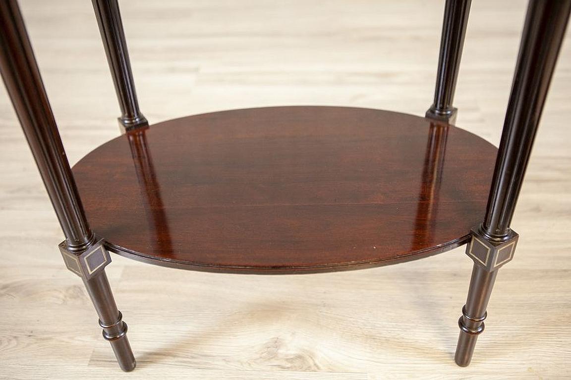 English Walnut Oval Coffee Table from the Early 20th Century For Sale 8
