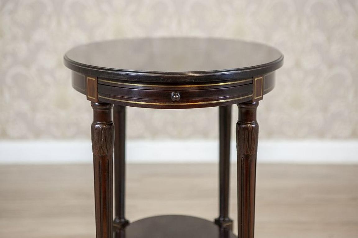 European English Walnut Oval Coffee Table from the Early 20th Century For Sale